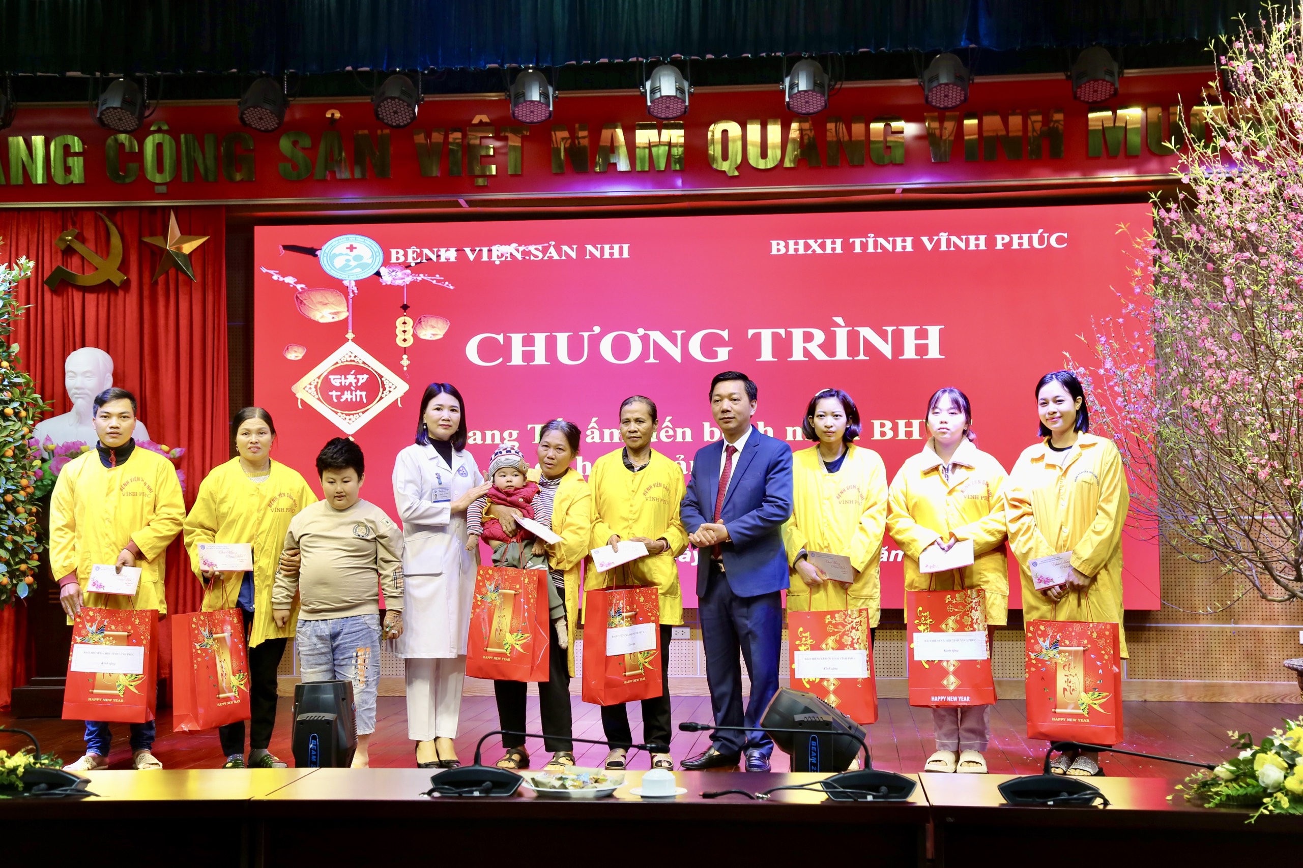 MANG TẾT ĐẾN CHO NGƯỜI BỆNH CÓ HOÀN CẢNH KHÓ KHĂN NHÂN DỊP XUÂN GIÁP THÌN 2024