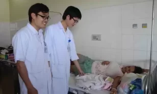 Hai bác sĩ hiến máu cứu mẹ con sản phụ