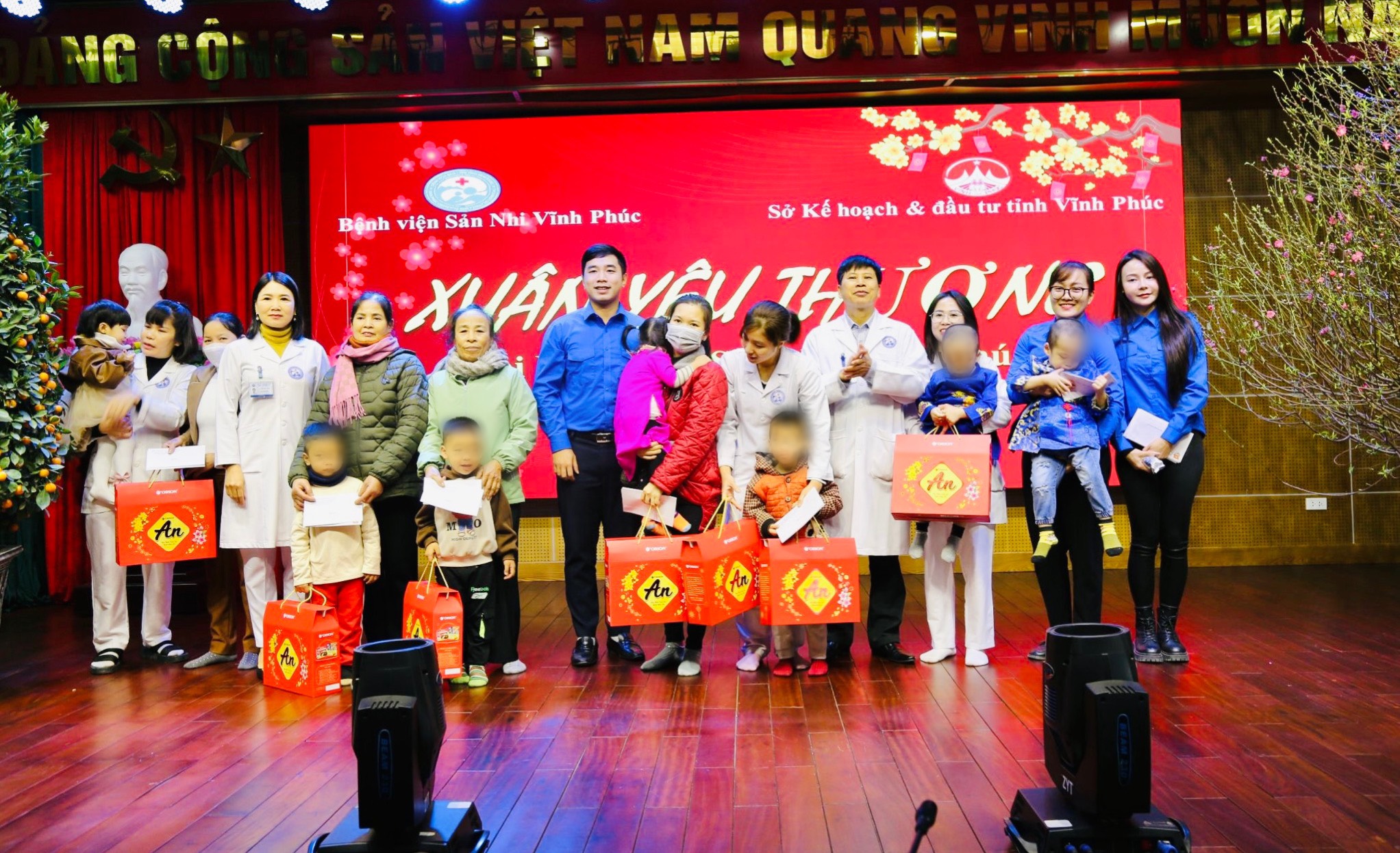 Chương trình “xuân yêu thương” trao quà tết cho các bệnh nhi đang điều trị tại đơn nguyên tâm bệnh-phục hồi chức năng bệnh viện sản nhi tỉnh vĩnh phúc 1 129