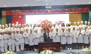Ban giám đốc và tập thể nam giới bệnh viện sản nhi tỉnh vĩnh phúc tặng hoa chúc mừng ngày 8/3