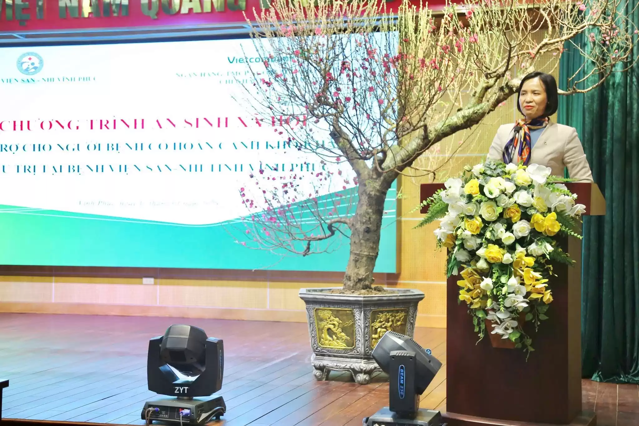 Bà Nguyễn Thị Thanh Nga - Phó Giám đốc Vietcombank chi nhánh Vĩnh Phúc, phát biểu tại chương trình, chia sẻ tình cảm và cam kết đồng hành cùng Bệnh viện Sản Nhi Vĩnh Phúc trong các hoạt động thiện nguyện ý nghĩa, mang lại niềm vui và hy vọng cho các bệnh nhi có hoàn cảnh khó khăn.