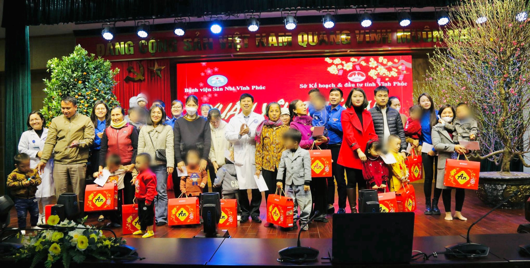 Chương trình “xuân yêu thương” trao quà tết cho các bệnh nhi đang điều trị tại đơn nguyên tâm bệnh-phục hồi chức năng bệnh viện sản nhi tỉnh vĩnh phúc 3 317
