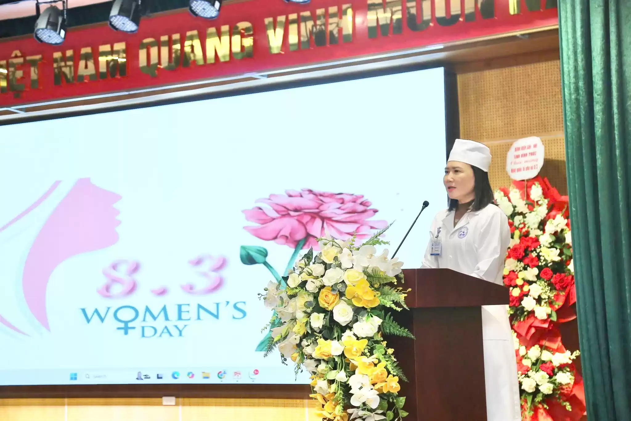 BSCKII. Nguyễn Thu Thuỷ - Phó Giám đốc, Chủ tịch Công đoàn bệnh viện thay mặt tập thể nữ nhân viên bệnh viện cảm ơn tình cảm của Ban Giám đốc và tập thể nam giới bệnh viện.