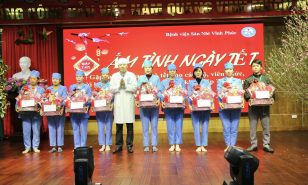 Gặp mặt và trao quà cho cán bộ, công chức, viên chức, người lao động có hoàn cảnh khó khăn nhân dịp tết nguyên đán giáp thìn 2024