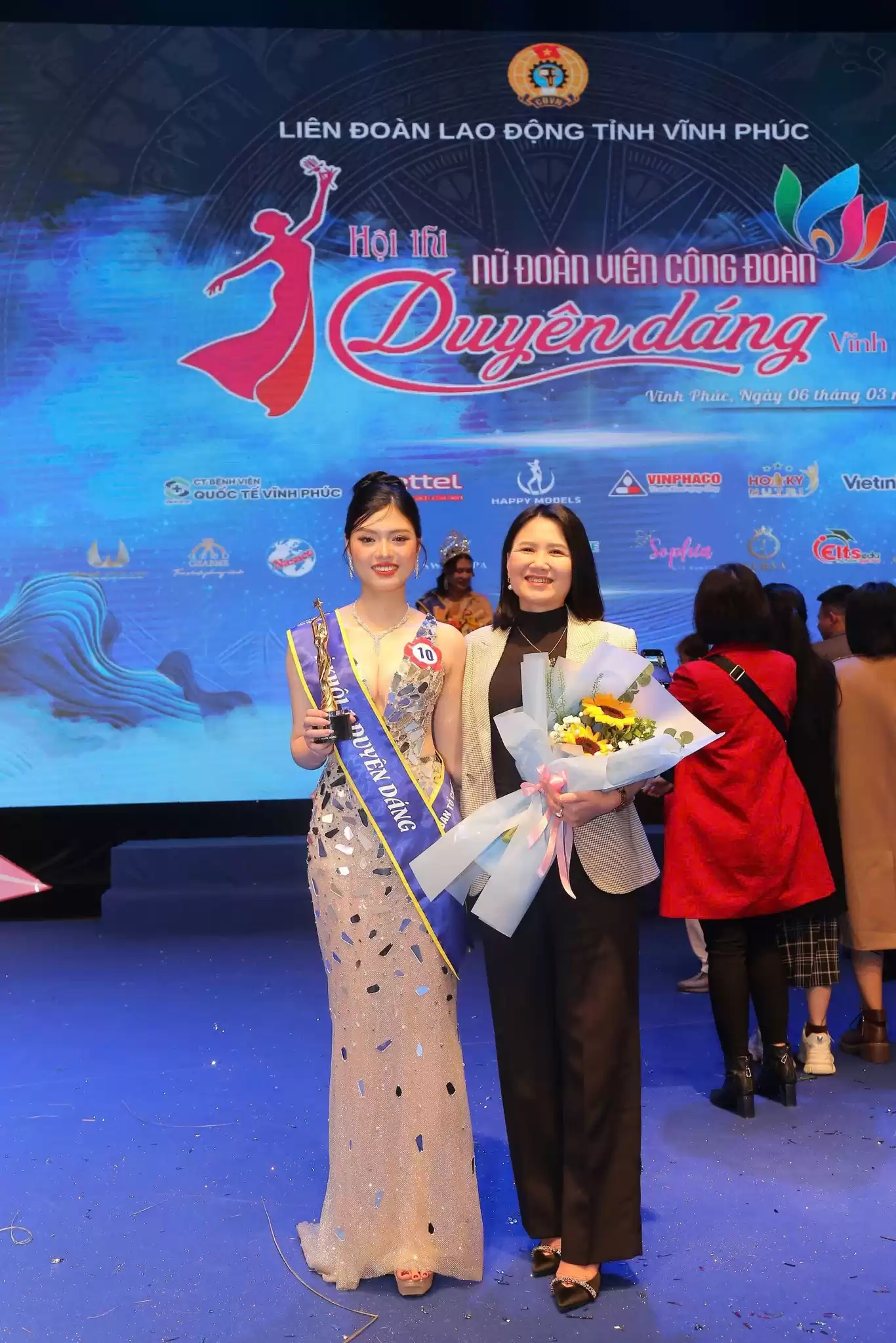 BSCKII. Nguyễn Thu Thủy-Chủ tịch công đoàn Bệnh viện, người đồng hành cùng Thanh Vân trong suốt hành trình tới tham dự cổ vũ, động viên và tặng hoa chúc mừng.