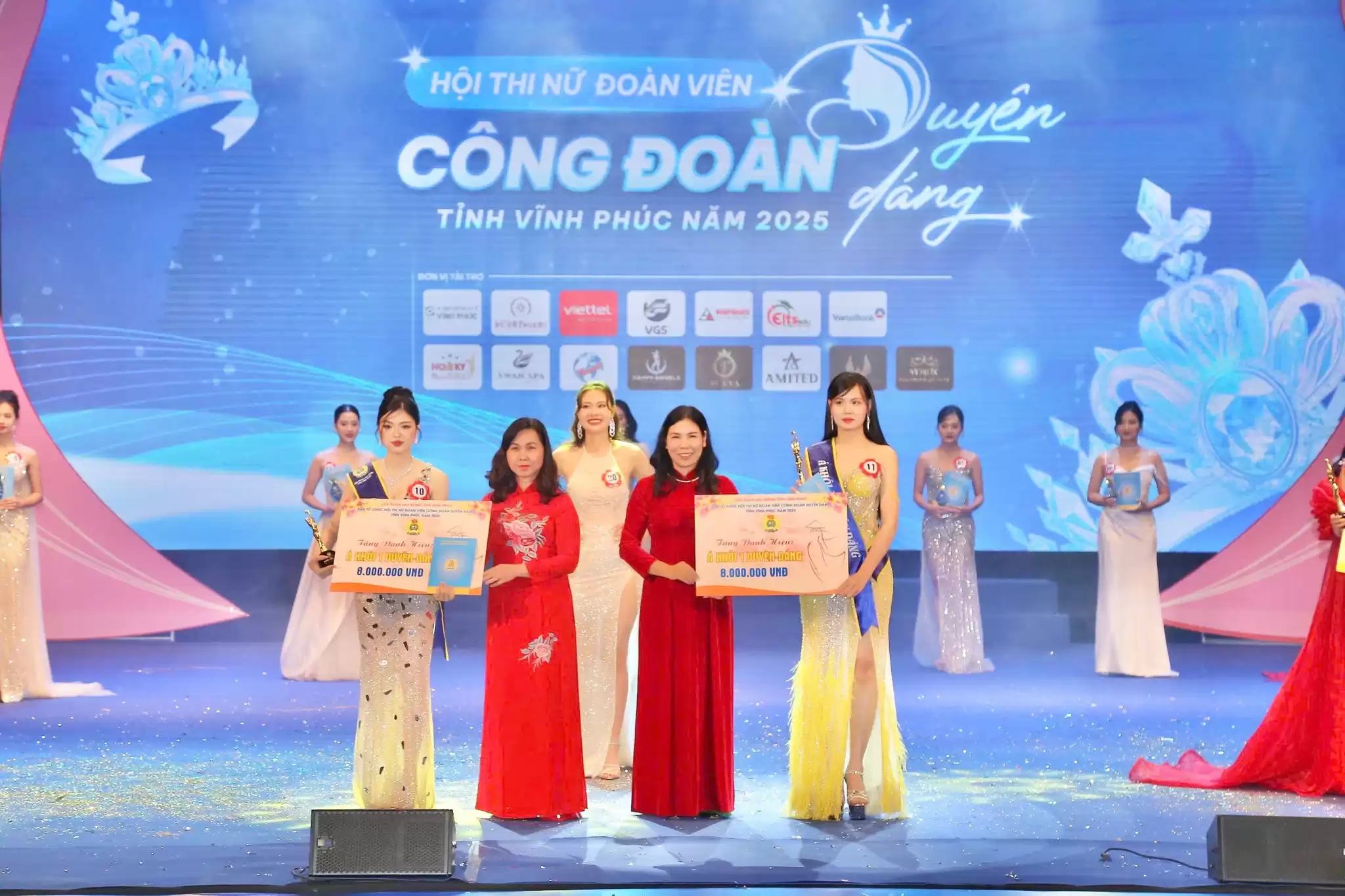 Đồng chí Trịnh Thị Thoa - Tỉnh ủy viên, Ủy viên Ban chấp hành Tổng LĐLĐ Việt Nam, Chủ tịch LĐLĐ tỉnh, Trưởng Ban Tổ chức Hội thi  và  đồng chí Bùi Thị Thu Hằng - Tỉnh ủy viên, Chủ tịch Ủy ban MTTQ Việt Nam tỉnh trao giải Á Khôi 1 duyên dáng cho 2 thí sinh