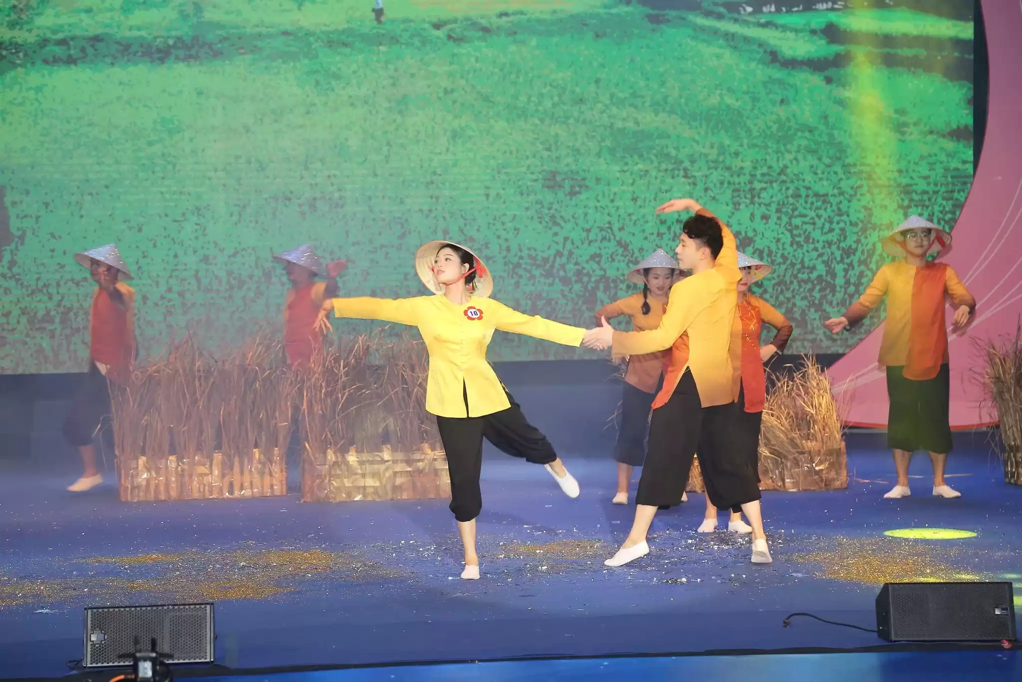 Phần thi tài năng với tiết mục múa "Mùa vàng" đầy ấn tượng và sâu lắng.