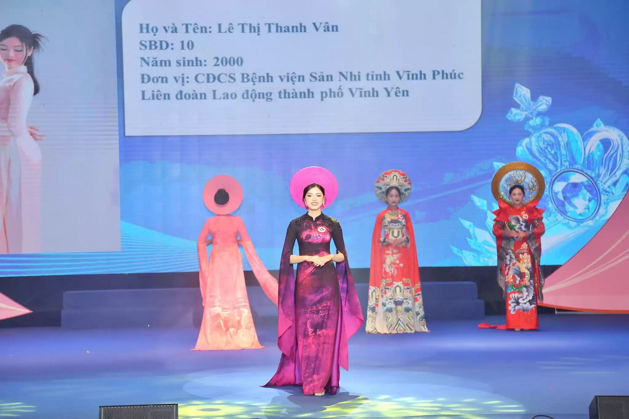 Biểu diễn trang phục Áo dài trong đêm Chung kết