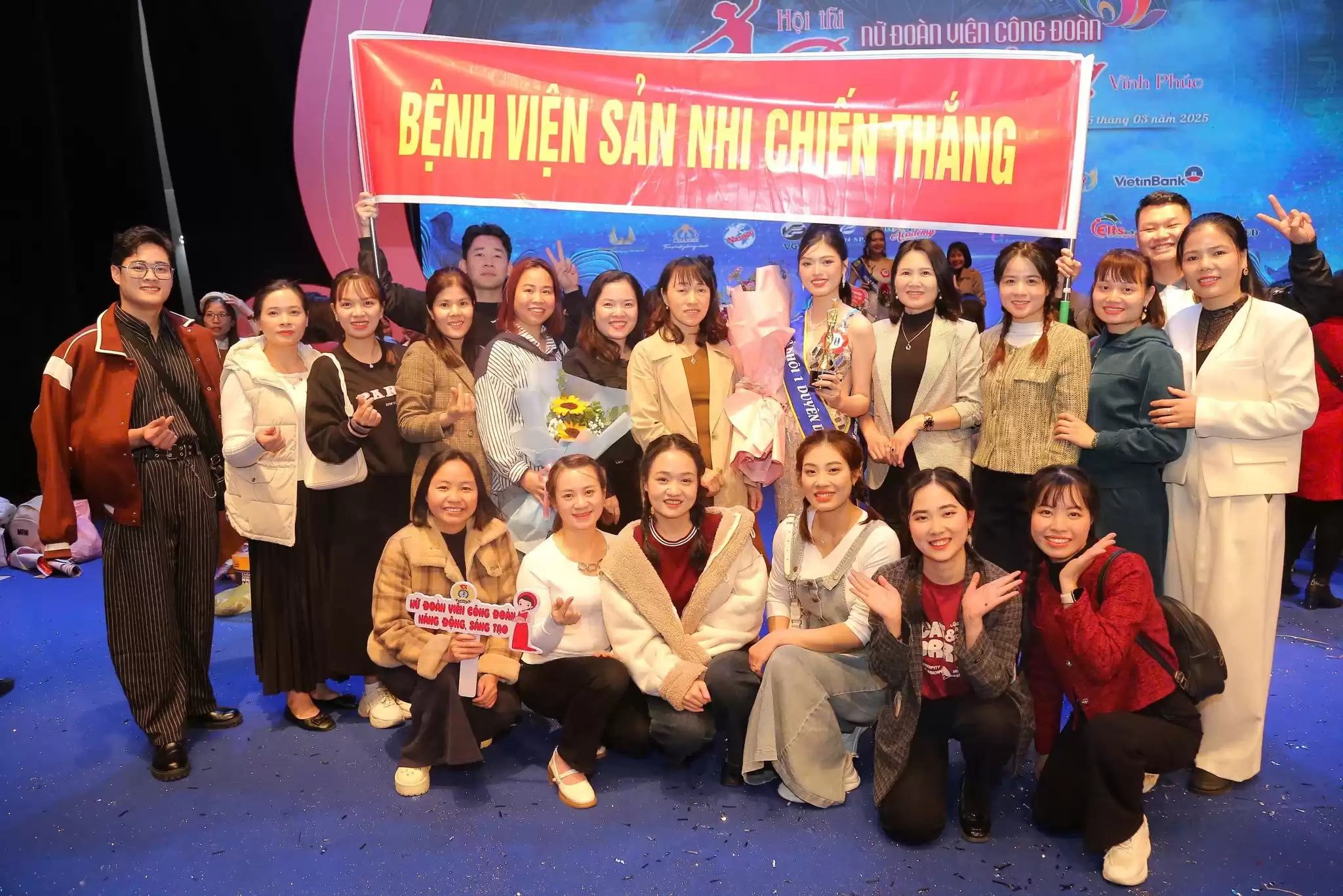 Đội ngũ cổ động viên chụp ảnh cùng Hoa khôi bệnh viện - Á khôi 1 duyên dáng