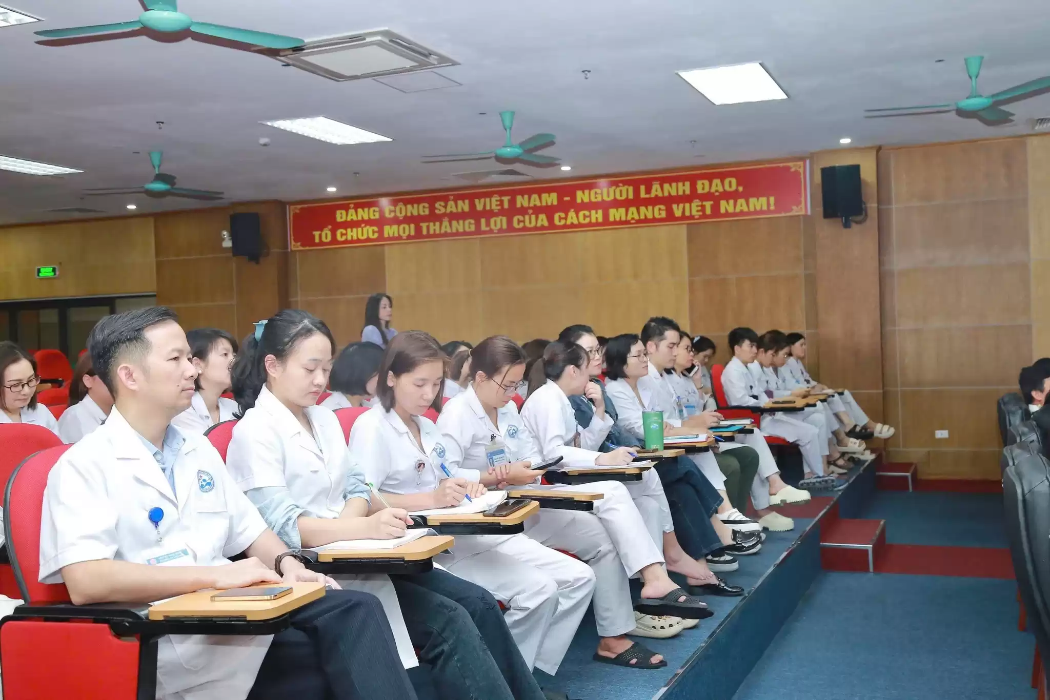 Các cán bộ,nhân viên y tế tích cực nghiêm túc cập nhật kiến thức mới trong chương trình tập huấn.