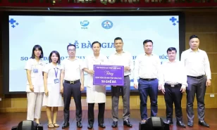 Công ty cổ phần tập đoàn sản xuất thép việt đức trao tặng ghế đá cho bệnh viện sản nhi tỉnh vĩnh phúc