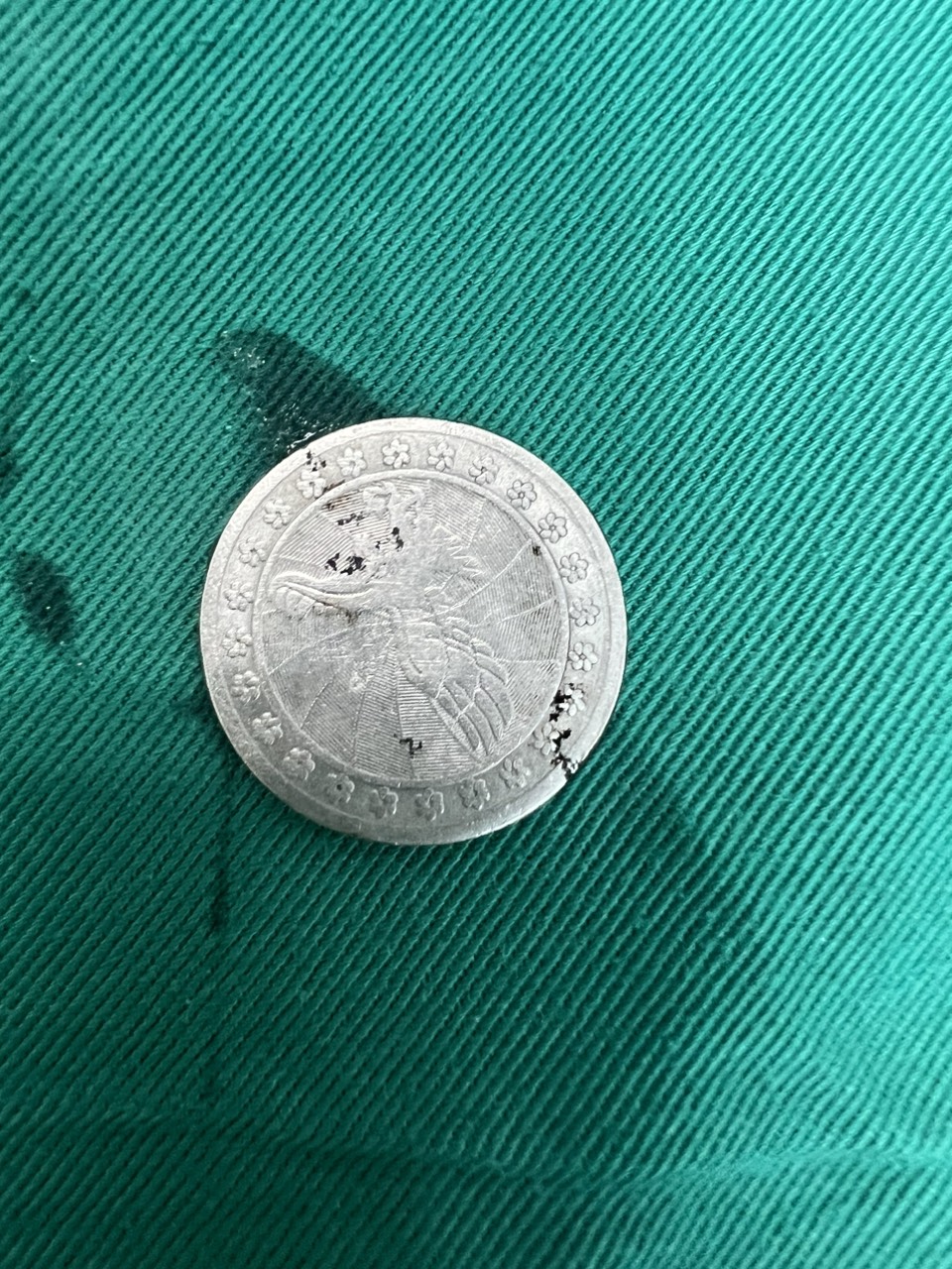 Đồng xu kim loại có đường kính 3cm