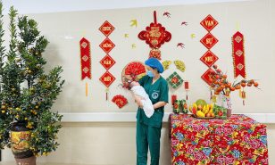 Mang xuân yêu thương tới bệnh viện