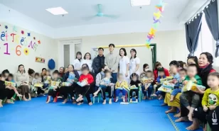 Công ty cổ phần dịch vụ thiết bị y tế hà nội tặng quà cho bệnh nhi có hoàn cảnh khó khăn đang điều trị tại bệnh viện sản nhi tỉnh vĩnh phúc