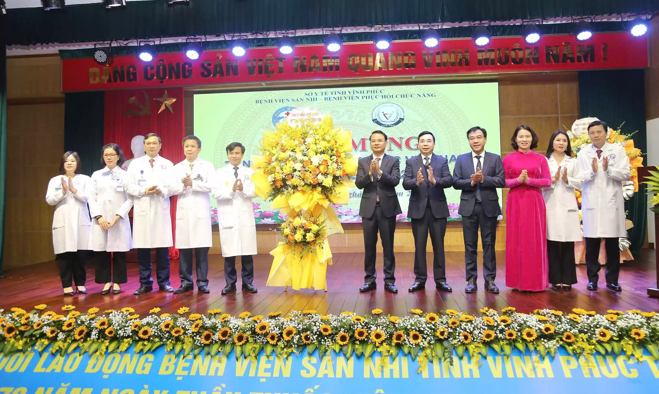Đoàn công tác tặng hoa chúc mừng Bệnh viện Sản Nhi tỉnh Vĩnh Phúc và Bệnh viện Phục hồi chức năng tỉnh Vĩnh Phúc