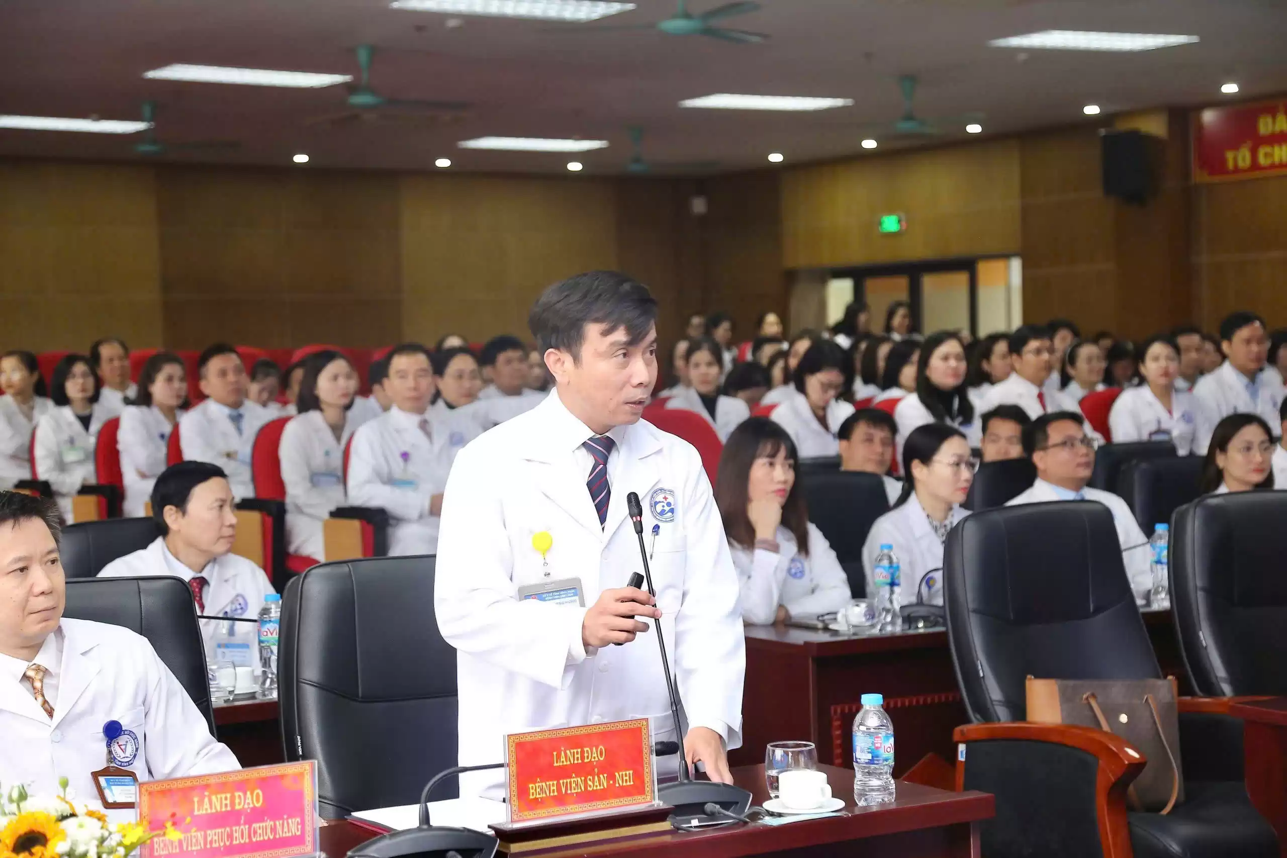 Bí thư tỉnh ủy thăm và chúc mừng bệnh viện sản - nhi tỉnh vĩnh phúc nhân kỷ niệm 70 năm ngày thầy thuốc việt nam 2 BSCKII. Tô Quang Hưng - Giám đốc Bệnh viện báo cáo tóm tắt tình hình hoạt động và định hướng phát triển của Bệnh viện
