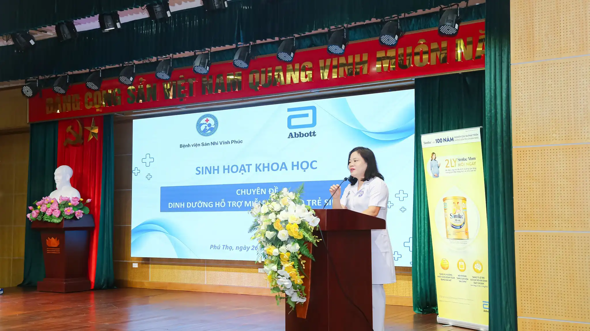 BSCKII. Vũ Thị Hảo - Phó Giám đốc Bệnh viện chủ trì buổi sinh hoạt khoa học.