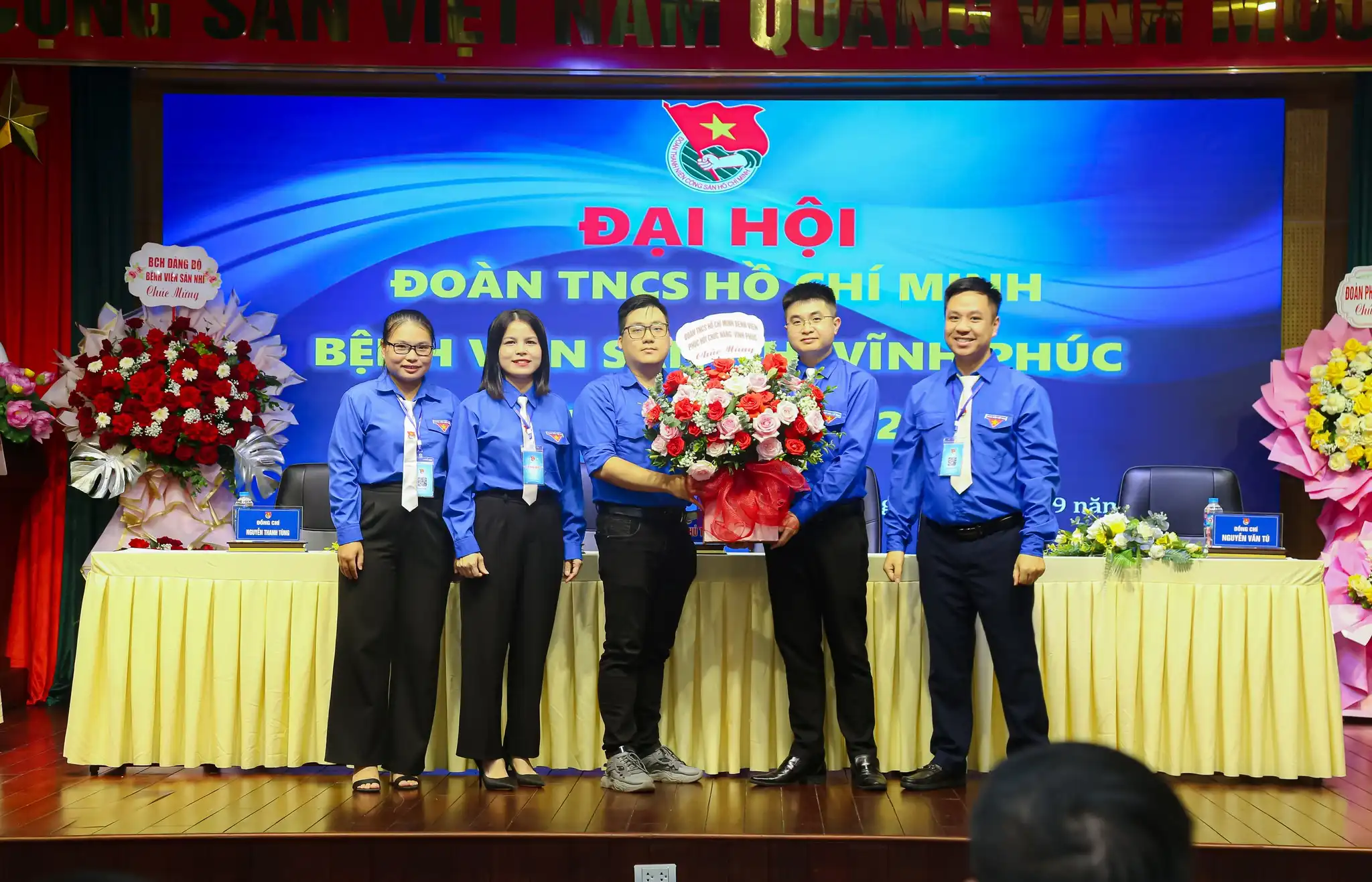 Đoàn thanh niên Bệnh viện Phục hồi chức năng Vĩnh Phúc tặng hoa chúc mừng Đại hội.