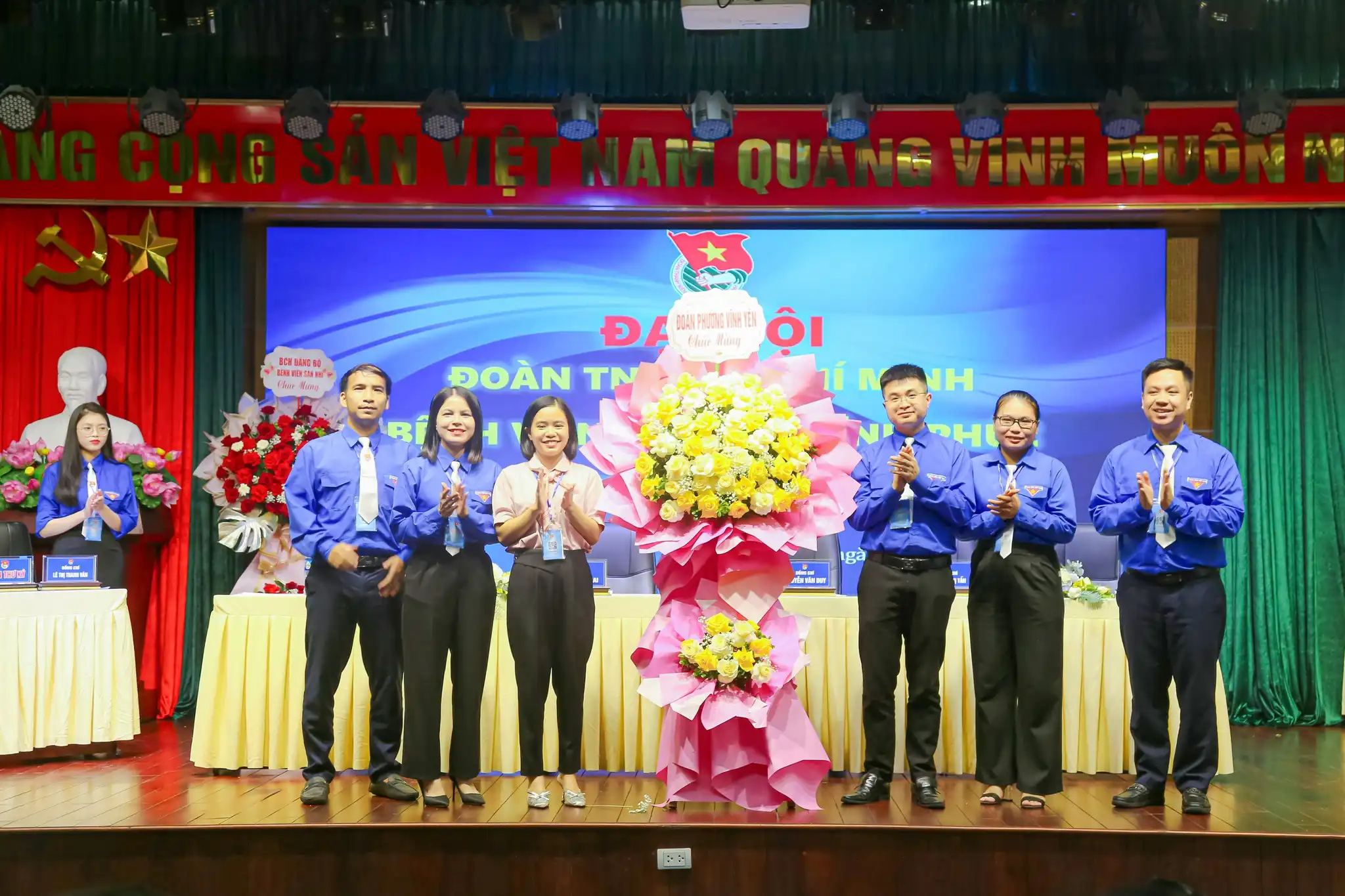 Đoàn phường Vĩnh Yên tặng hoa chúc mừng Đại hội.