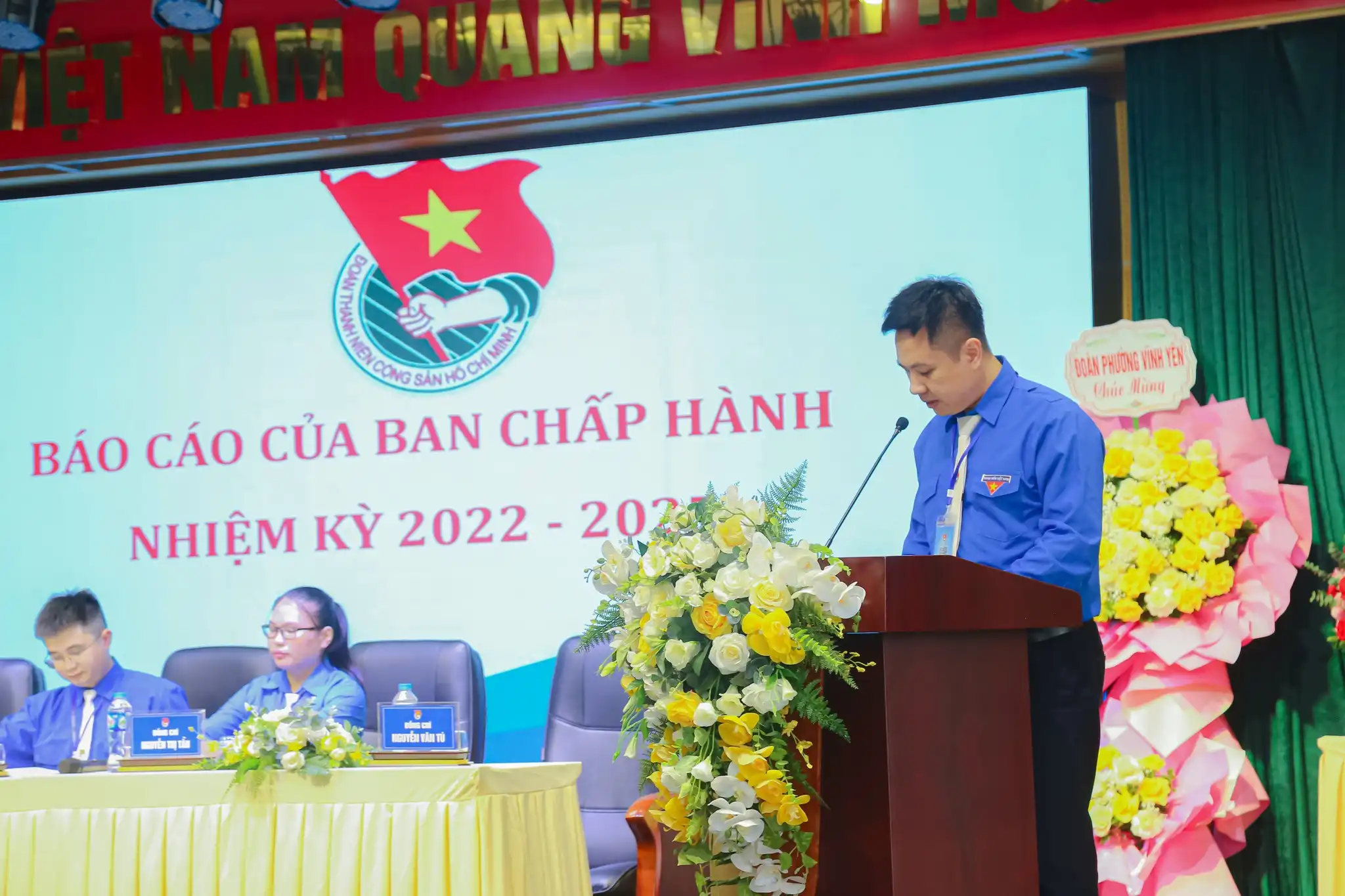 Đồng chí Nguyễn Văn Tú - Phó Bí thư Đoàn TNCS Hồ Chí Minh Bệnh viện Sản Nhi Vĩnh Phúc báo cáo tóm tắt kế quả nhiệm kỳ 2022-2025 và mục tiêu phương hướng nhiệm vụ nhiệm kỳ 2025-2030.
