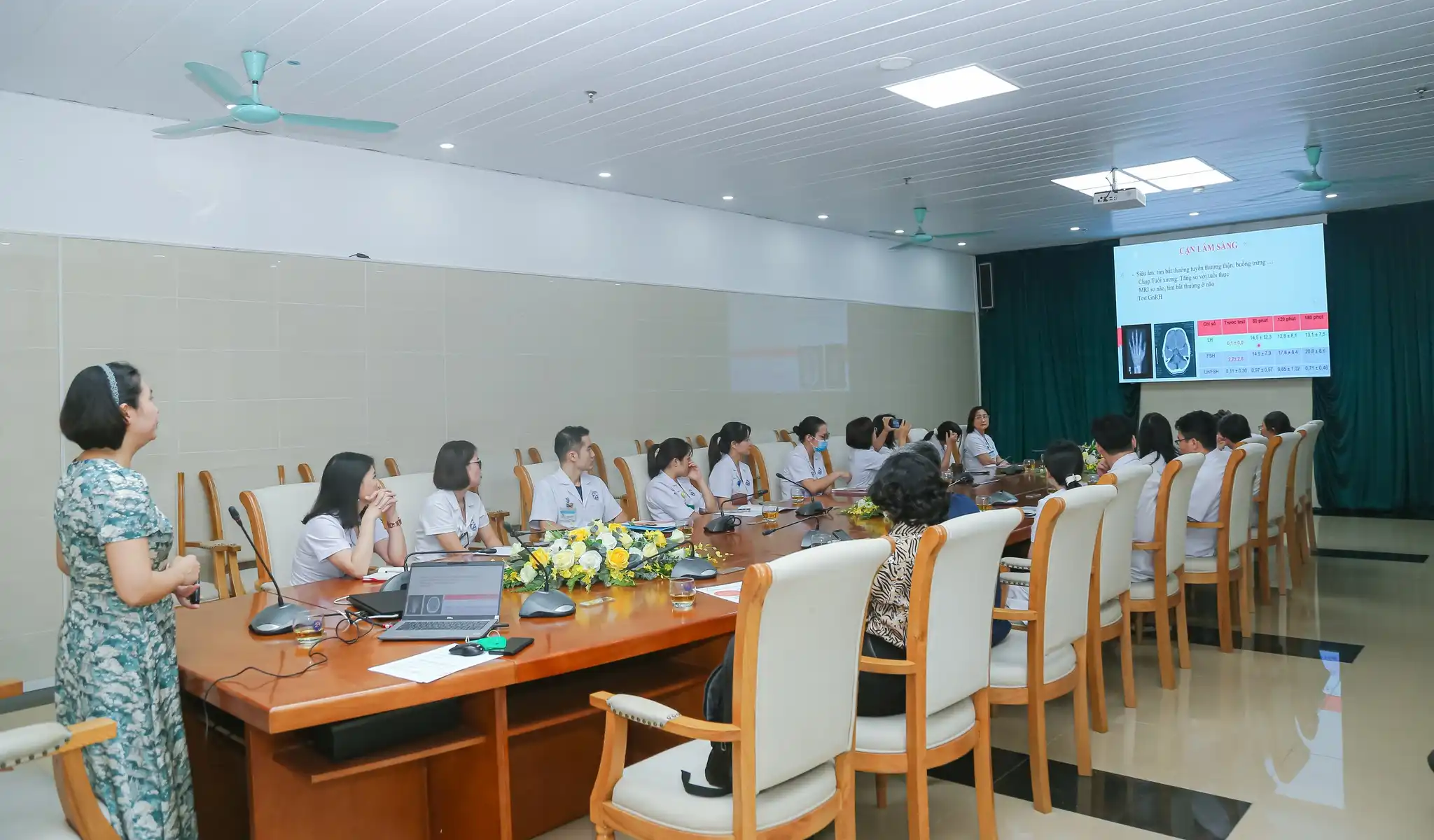 Các học viên tham dự buổi sinh hoạt khoa học chuyên đề "Dậy thì sớm"