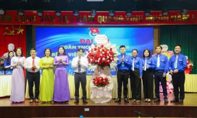 Ban chấp hành Đảng Ủy Bệnh viện Sản Nhi Vĩnh Phúc tặng hoa chúc mừng Đại hội.
