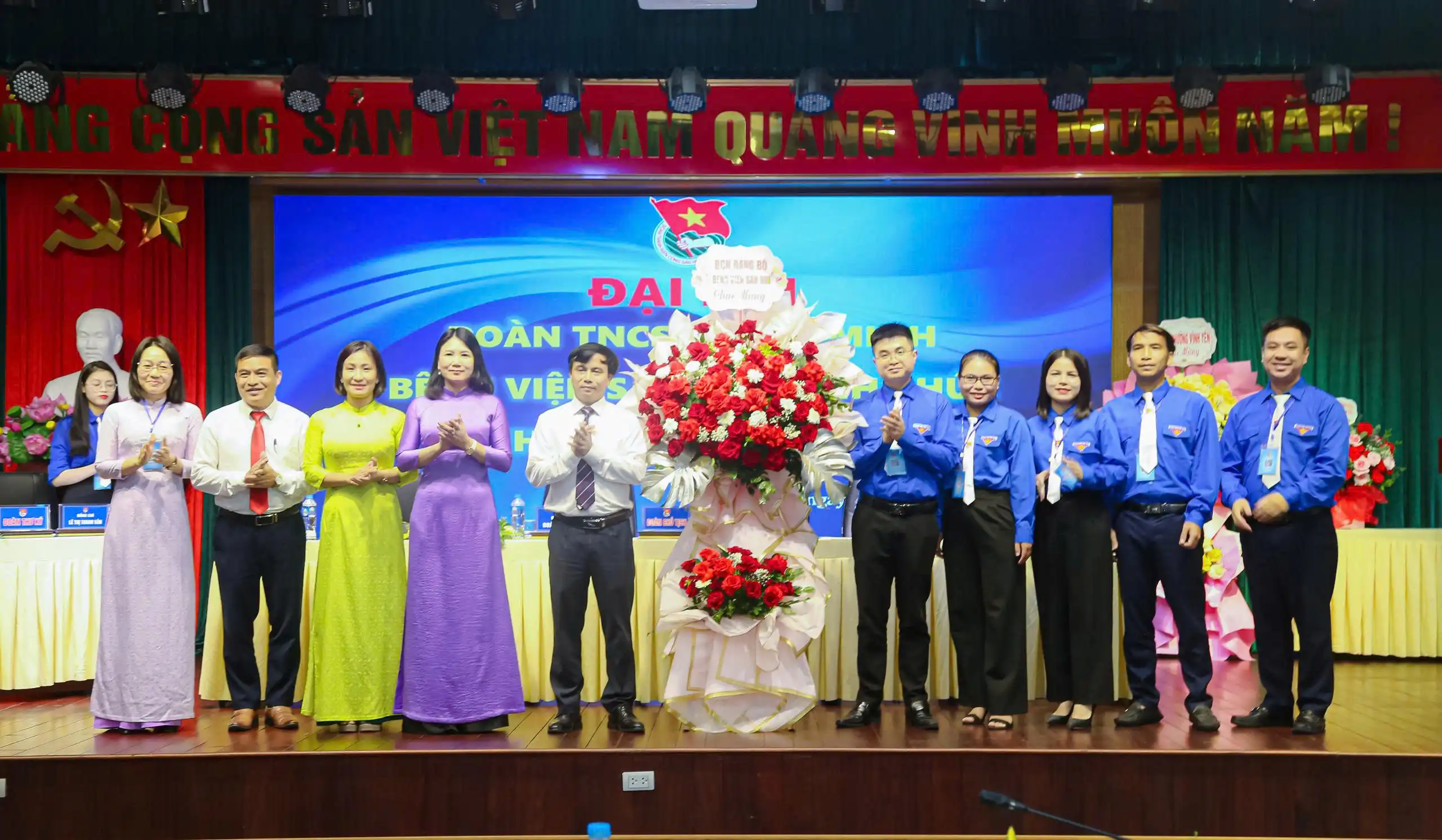 Ban chấp hành Đảng Ủy Bệnh viện Sản Nhi Vĩnh Phúc tặng hoa chúc mừng Đại hội.