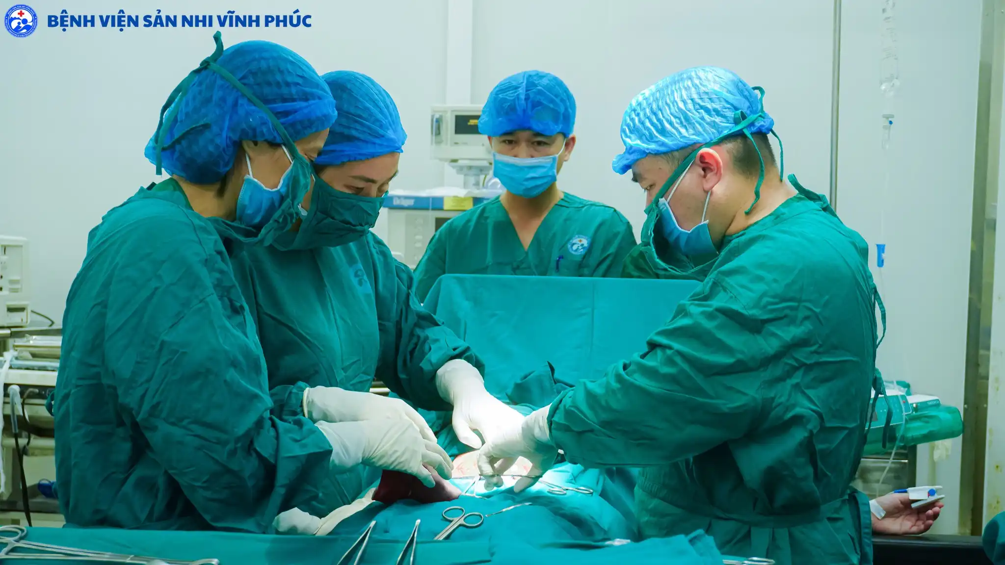 Bác sĩ chuyên khoa II. Nguyễn Hoàng Hà - Giám đốc Trung tâm Hỗ trợ sinh sản thực hiện ca phẫu thuật của chị M.T.