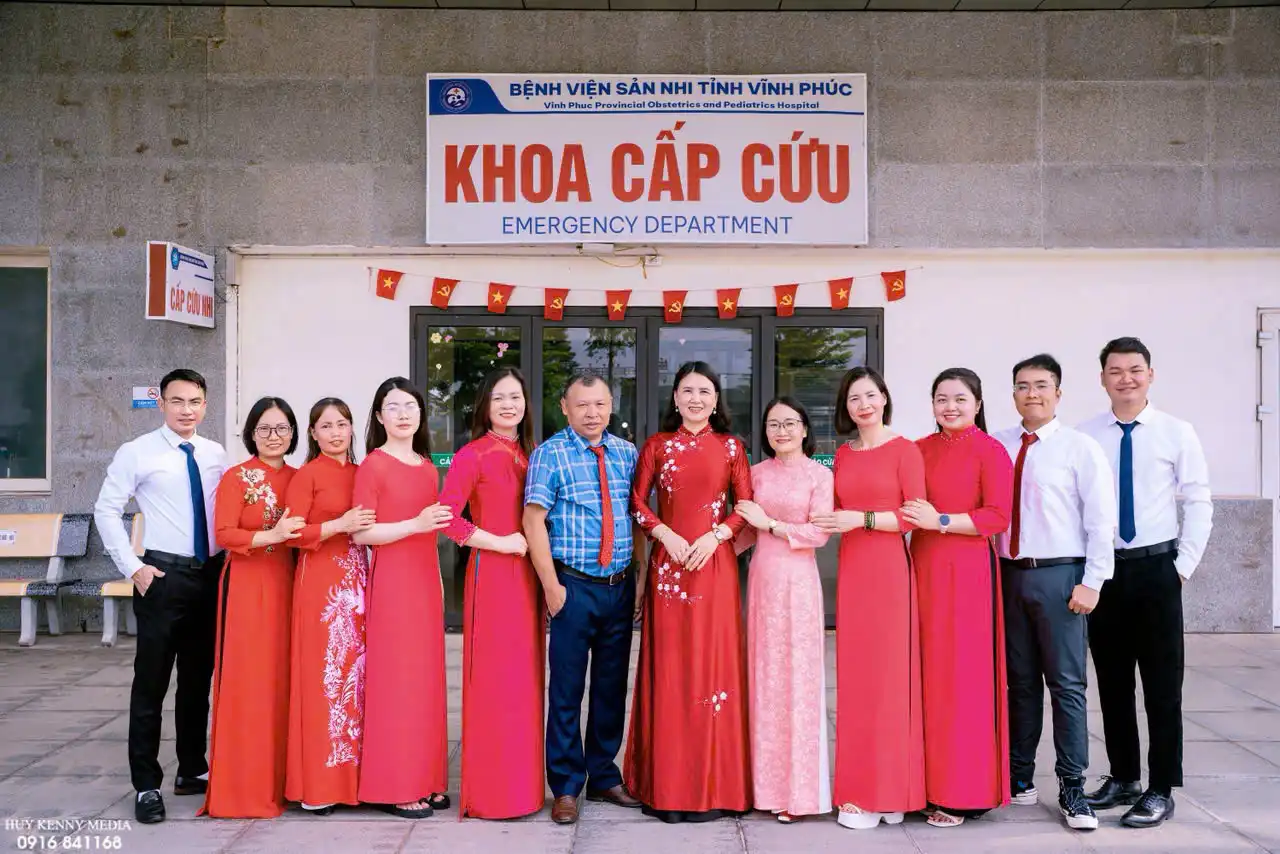 Tập thể cán bộ khoa Cấp cứu Bệnh viện Sản Nhi Vĩnh Phúc.