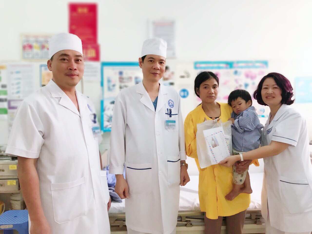 Công đoàn bệnh viện Sản Nhi Vĩnh Phúc tặng quà cho bệnh nhân nghèo, có hoàn cảnh khó khăn điều trị tại bệnh viện