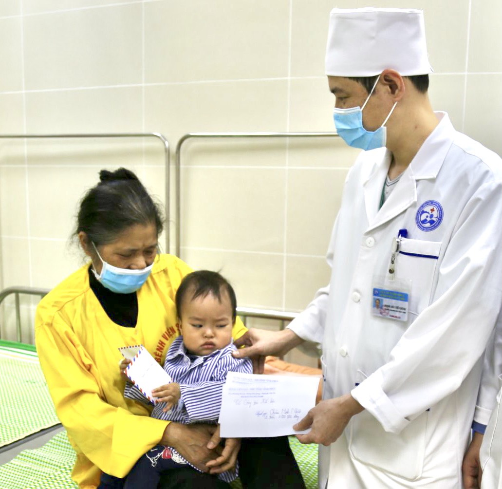 TẶNG QUÀ CHO BỆNH NHI CÓ HOÀN CẢNH KHÓ KHĂN