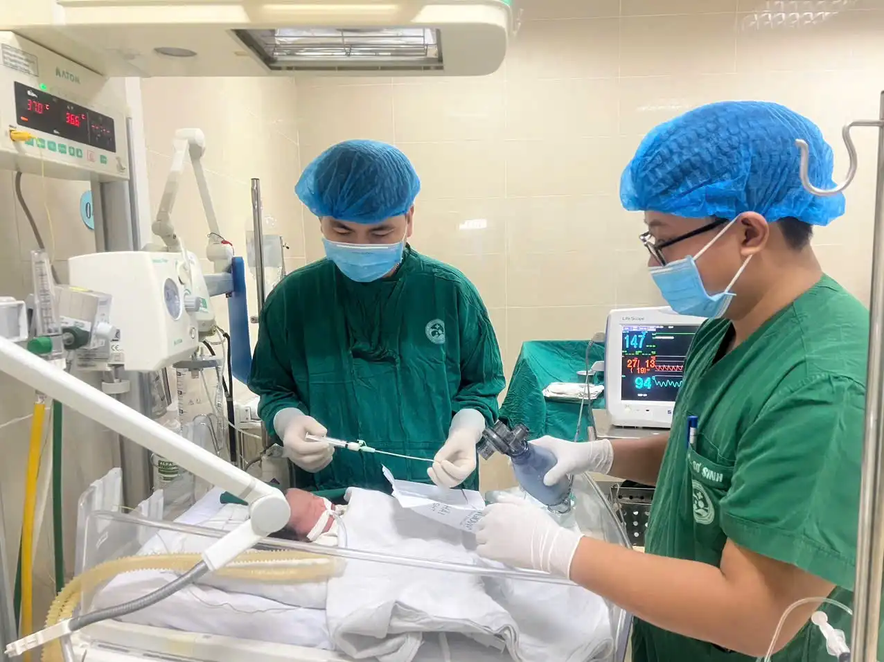 Bơm surfactant bằng phương pháp INSURE