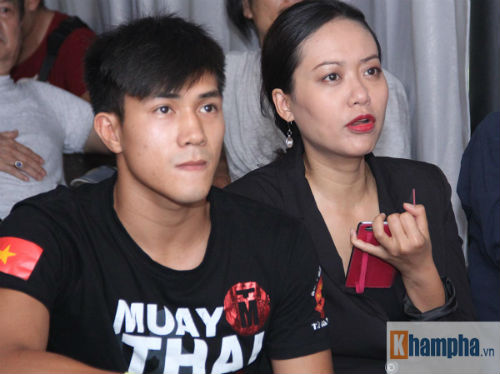 Người đẹp Hồng Ánh xem boxing “long tranh hổ đấu”