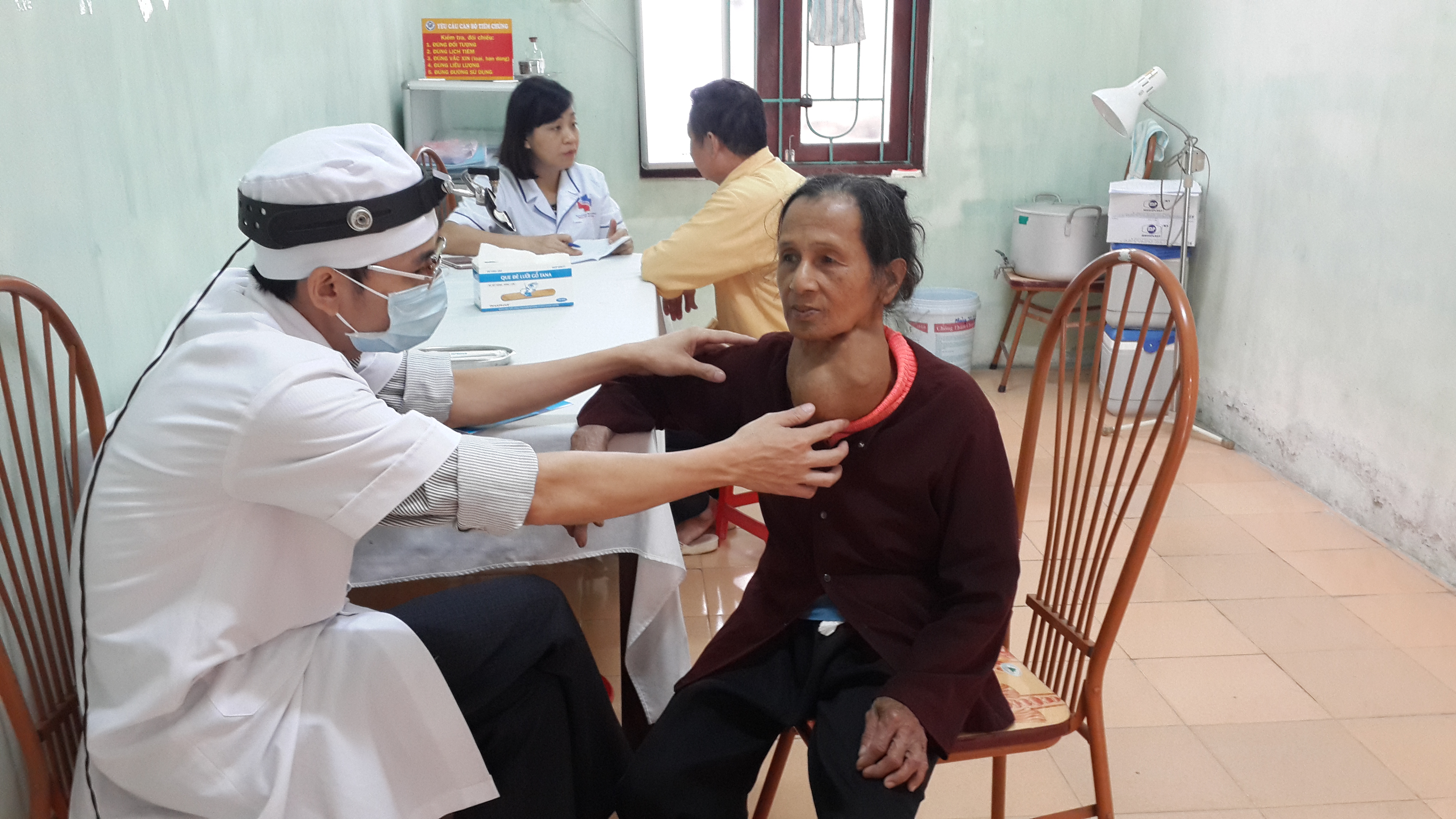 Bệnh viện Sản – Nhi Vĩnh Phúc tổ chức khám bệnh, phát thuốc miễn phí cho các đối tượng người khuyết tật, trẻ em mồ côi của xã Hướng Đạo năm 2017