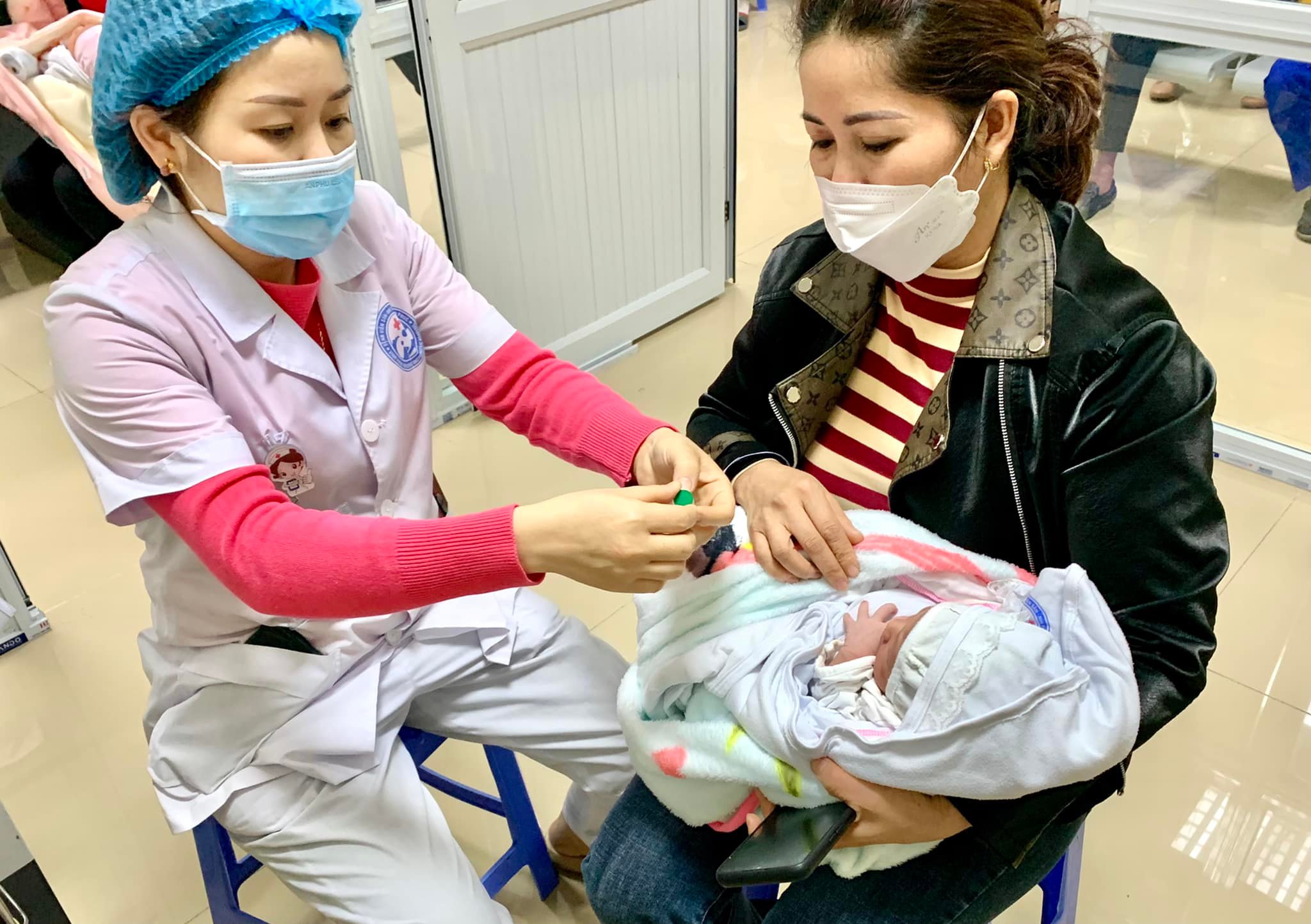 CẦN THIẾT HAY KHÔNG: Tiêm vắc xin viêm gan B cho trẻ trong 24 giờ sau sinh?