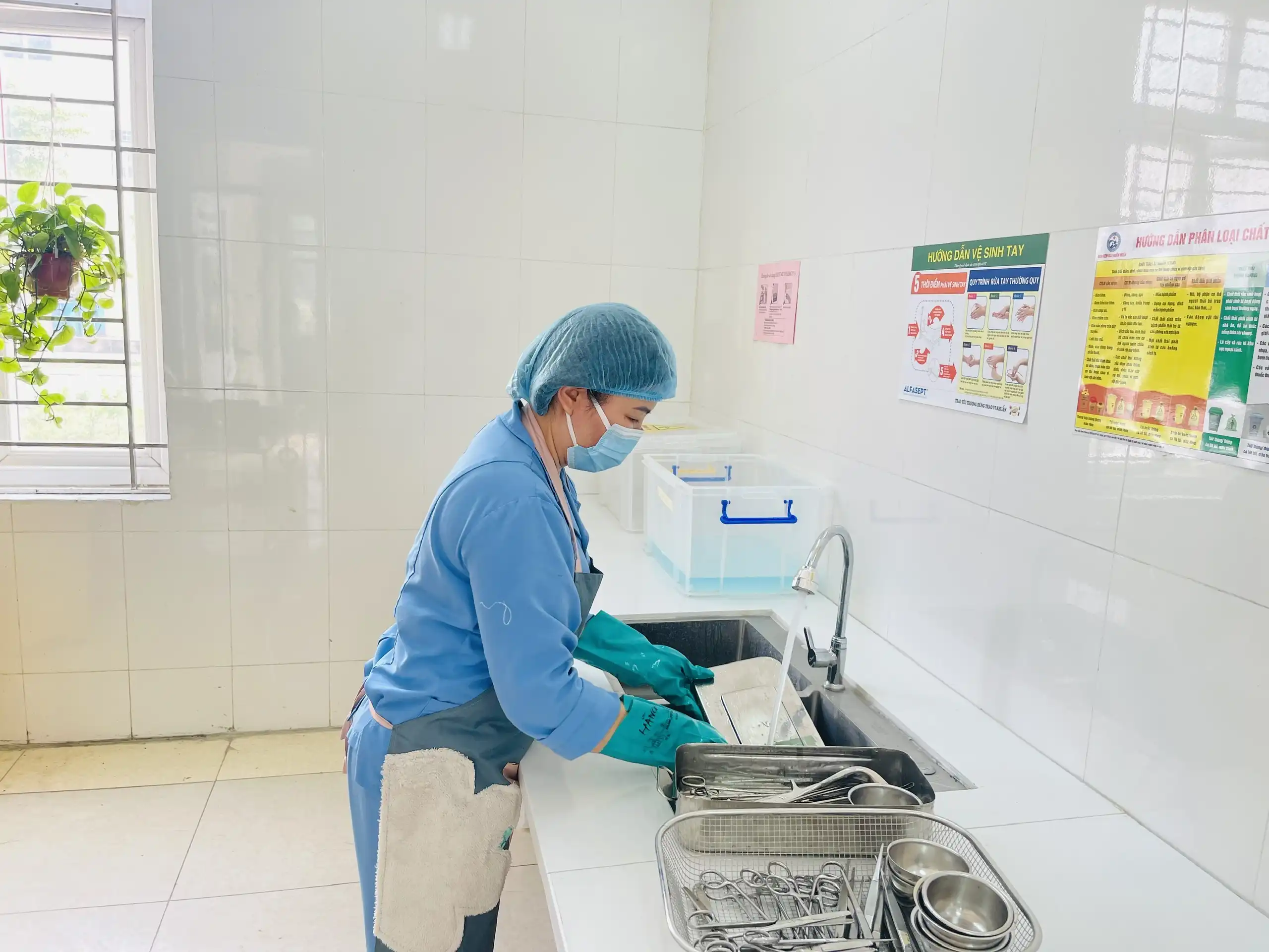 Rửa dụng cụ hàng ngày.