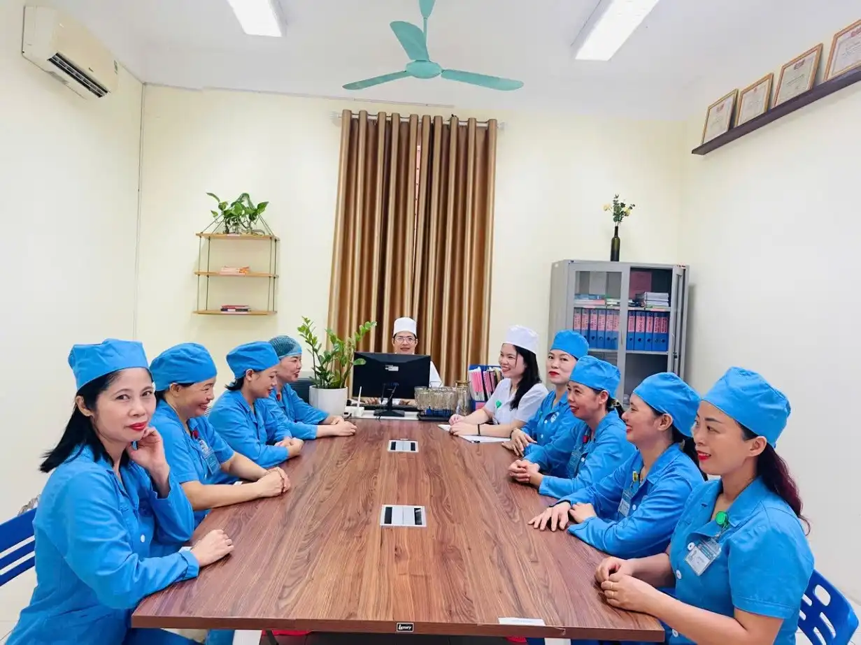 Giao ban hàng ngày tại khoa Kiểm soát nhiễm khuẩn.