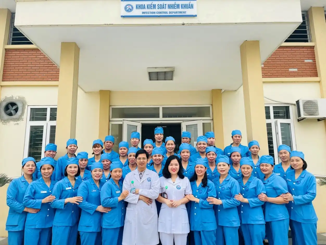 Tập thể cán bộ Khoa Kiểm soát nhiễm khuẩn cùng đội ngũ hộ lý bệnh viện.