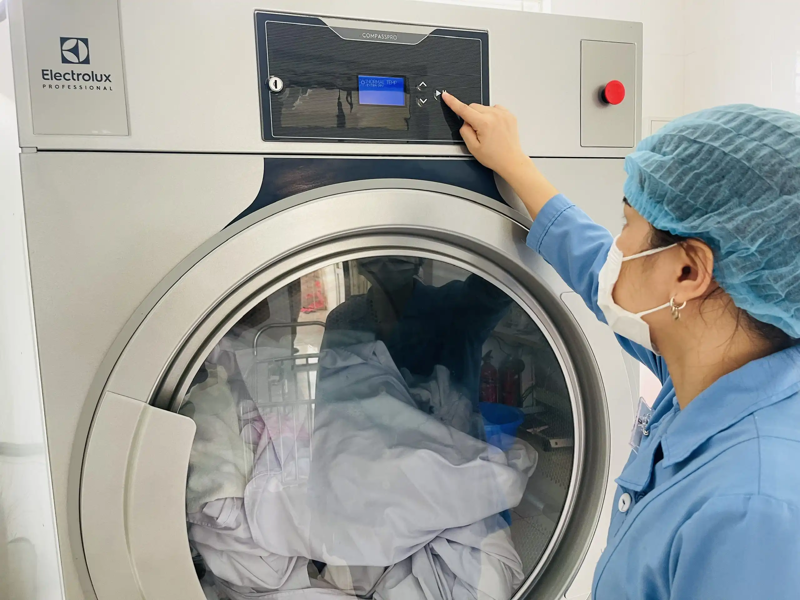 Giặt, sấy, khử khuẩn đồ vải.