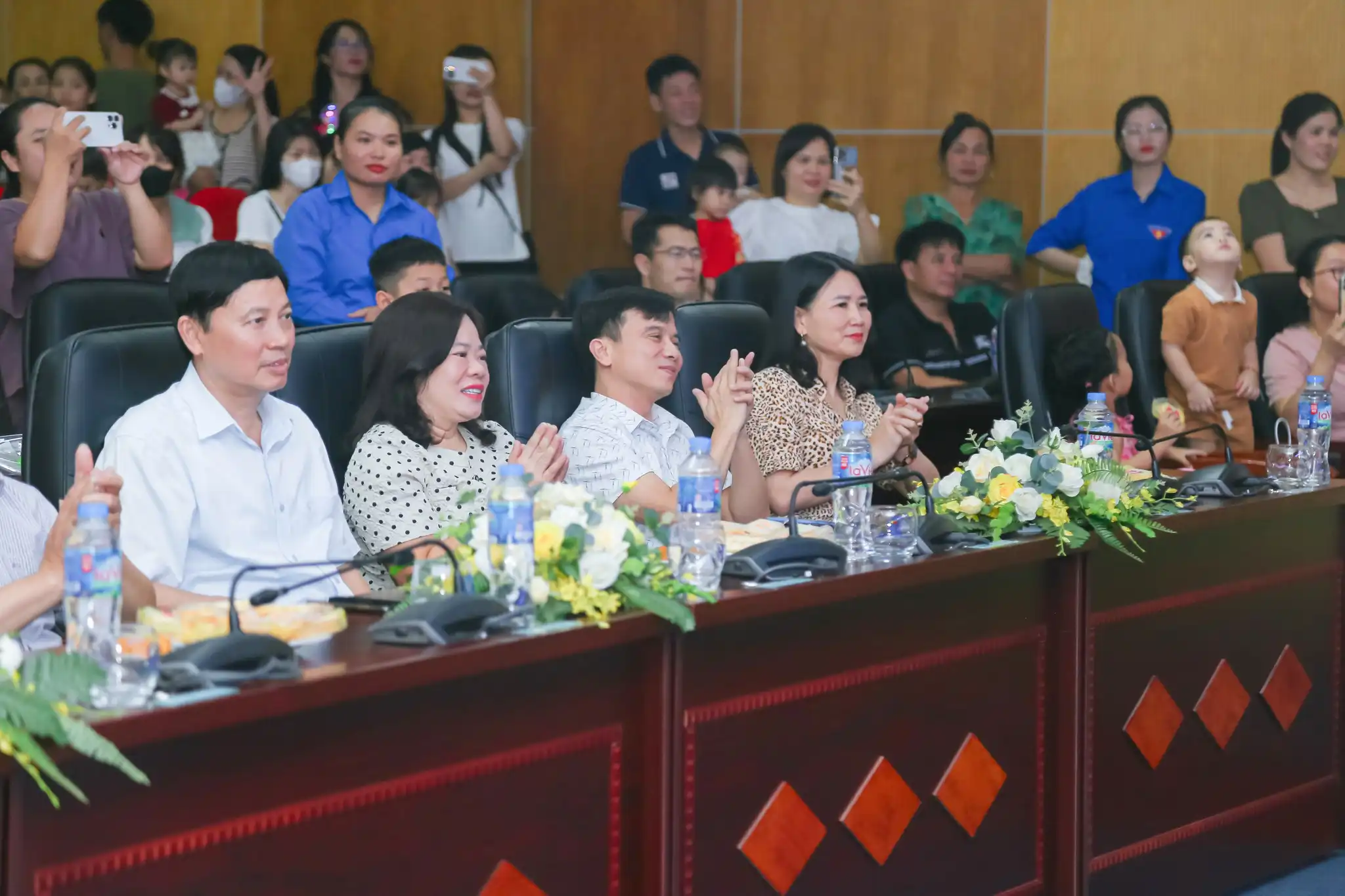 Ban Giám đốc Bệnh viện, Lãnh đạo các khoa, phòng, trung tâm, đơn nguyên tham dự chương trình.