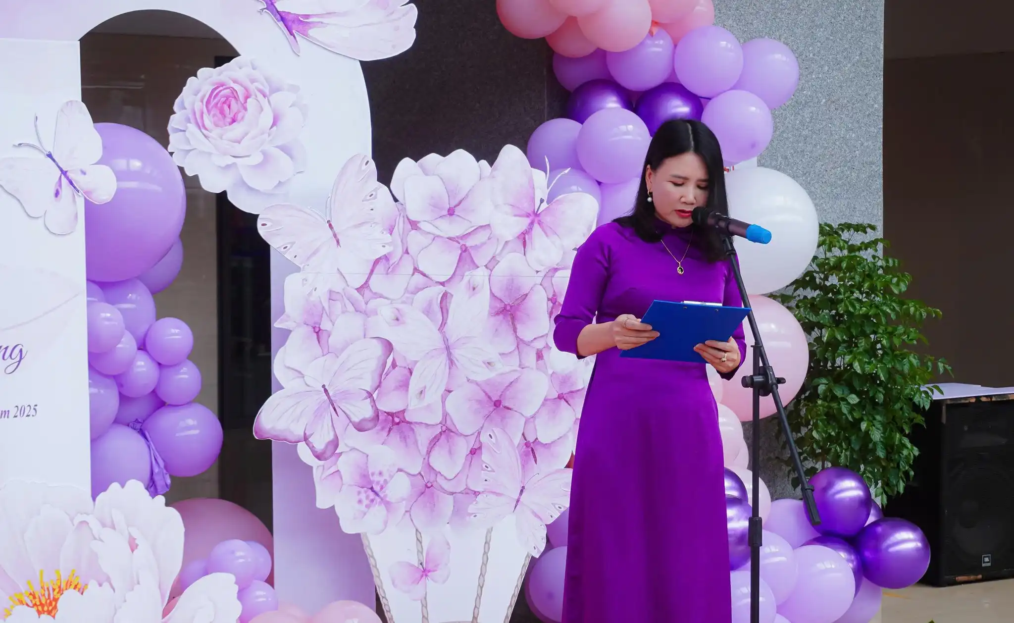 Hội thi 20/10 "Hương sắc và Hương vị yêu thương" Công đoàn Bệnh viện Sản Nhi Vĩnh Phúc 2 BSCKII. Nguyễn Thu Thủy Chủ tịch công đoàn Phó Giám đốc Bệnh viện phát biểu khai mạc Hội thi.