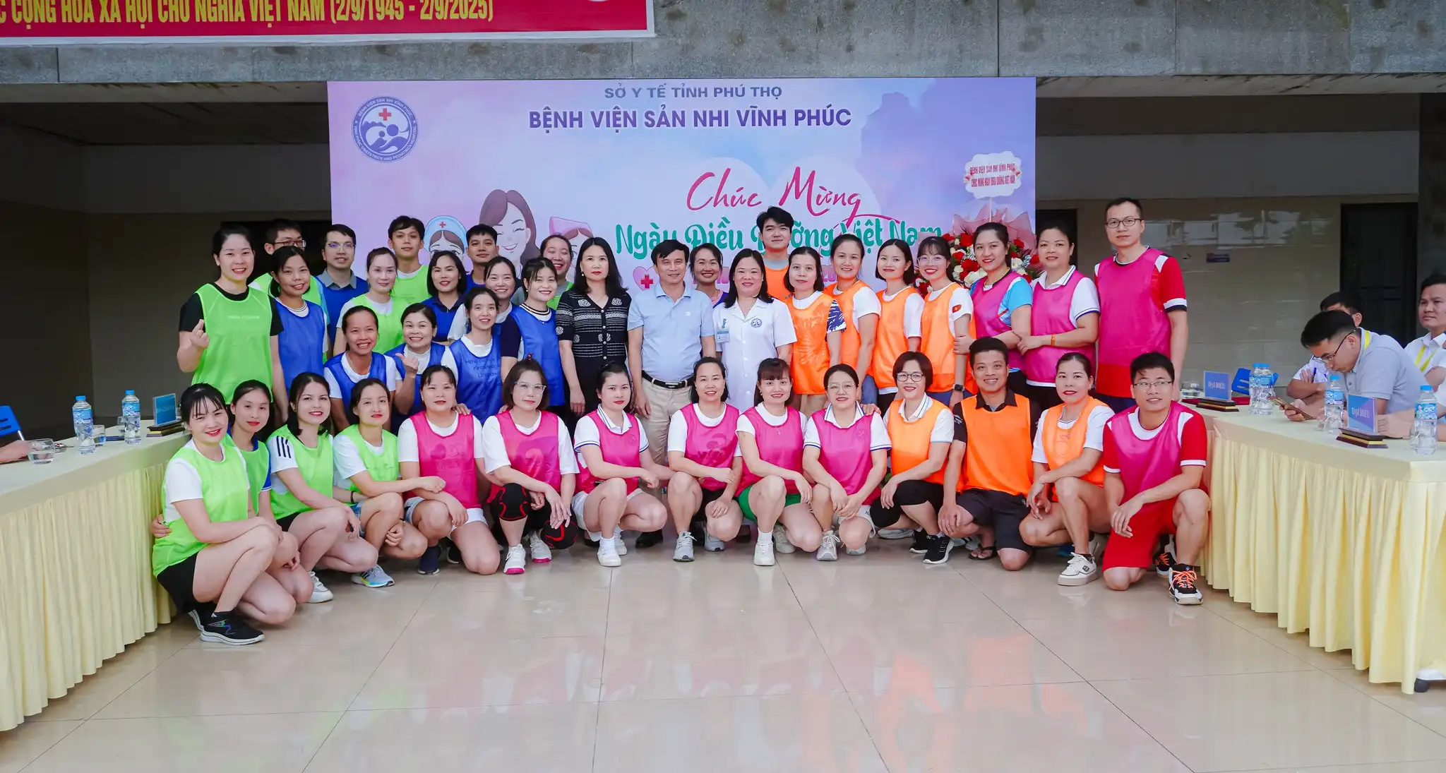 Chúc mừng 35 năm ngày Điều dưỡng Việt Nam (26/10/1990-26/10-2025). 4 Ban Giám đốc chụp hình lưu niệm cùng các đội thi