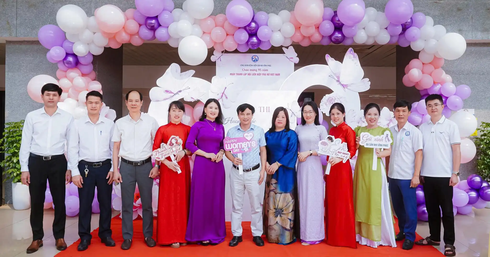 Hội thi 20/10 "Hương sắc và Hương vị yêu thương" Công đoàn Bệnh viện Sản Nhi Vĩnh Phúc 1 Ban giám đốc Bệnh viện chụp hình lưu niệm cùng các thành viên Ban chấp hành Công đoàn bệnh viện.