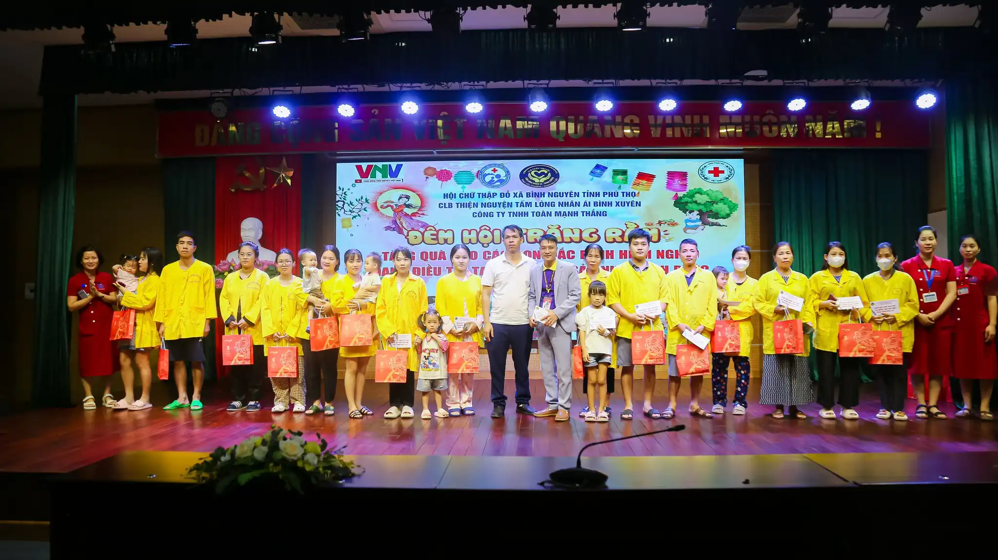 Hội thiện nguyện tặng quà cho các em nhỏ đang điều trị tại Bệnh viện.