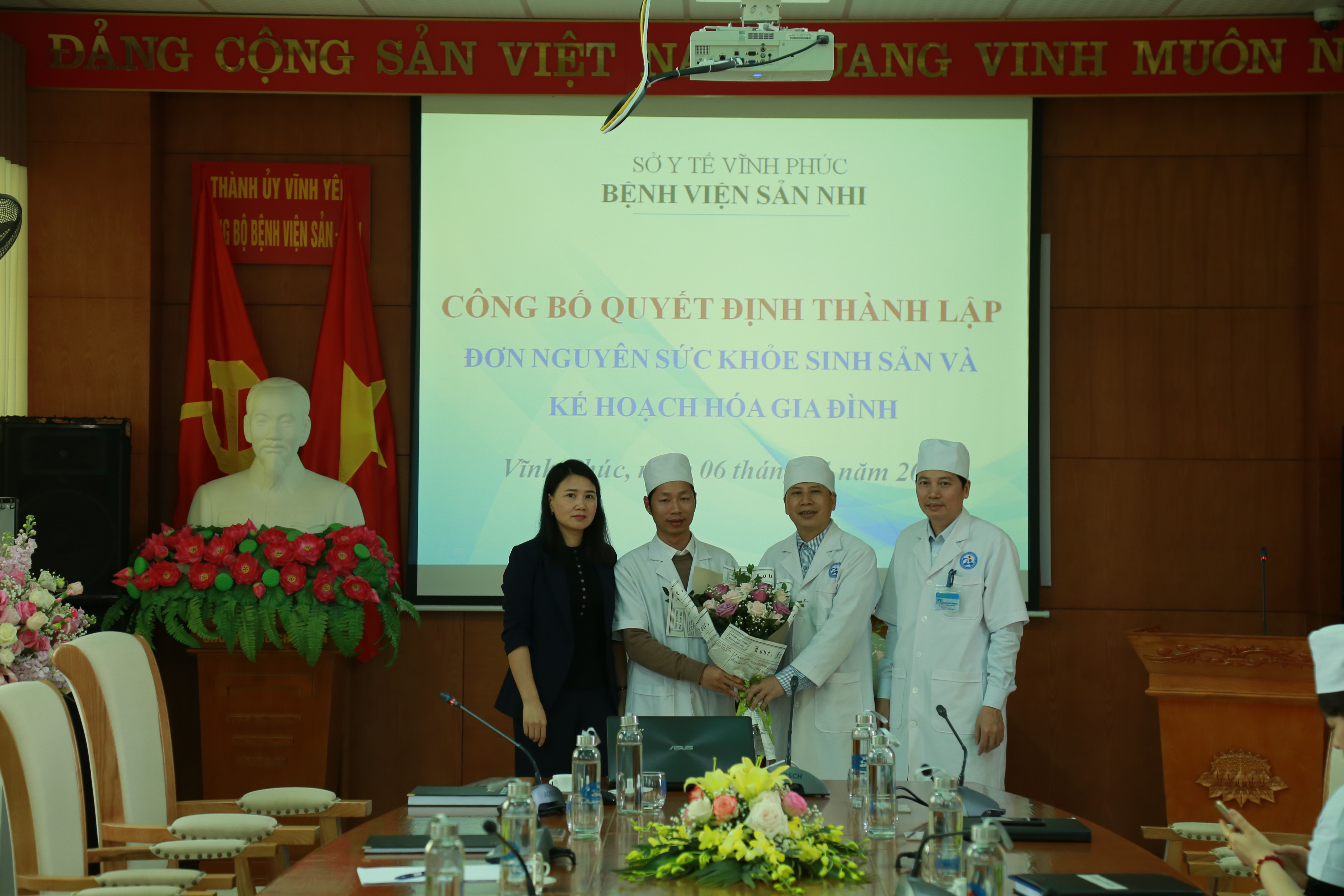 Công bố quyết định thành lập và ra mắt đơn nguyên SỨC KHỎE SINH SẢN VÀ KẾ HOẠCH HÓA GIA ĐÌNH trực thuộc khoa khám bệnh Bệnh viện Sản Nhi Vĩnh Phúc.