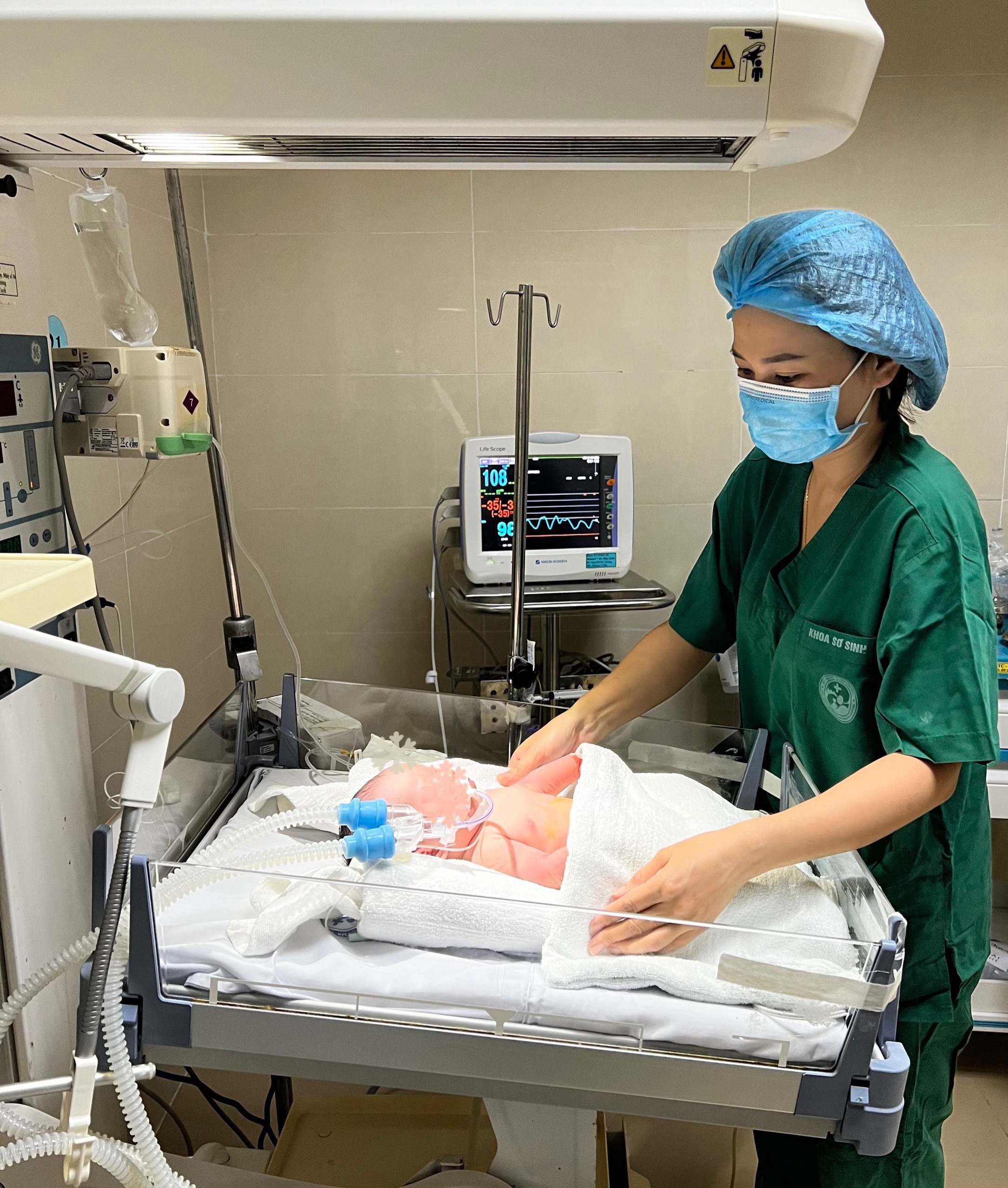 BỆNH VIỆN SẢN – NHI TỈNH VĨNH PHÚC CẤP CỨU VÀ ĐIỀU TRỊ THÀNH CÔNG TRẺ SƠ SINH SUY ĐA TẠNG, HÍT PHÂN SU NẶNG TỪ TUYẾN DƯỚI CHUYỂN LÊN