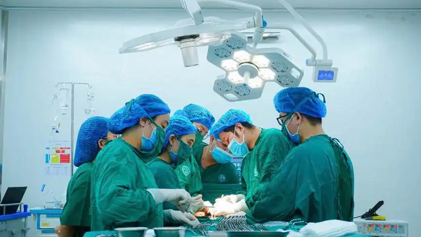 Cảnh báo ung thư cổ tử cung đang trẻ hóa. 1 TS.BS Đặng Tiến Ngọc - Th.Bs Nguyễn Thanh Tùng và kíp phẫu thuật