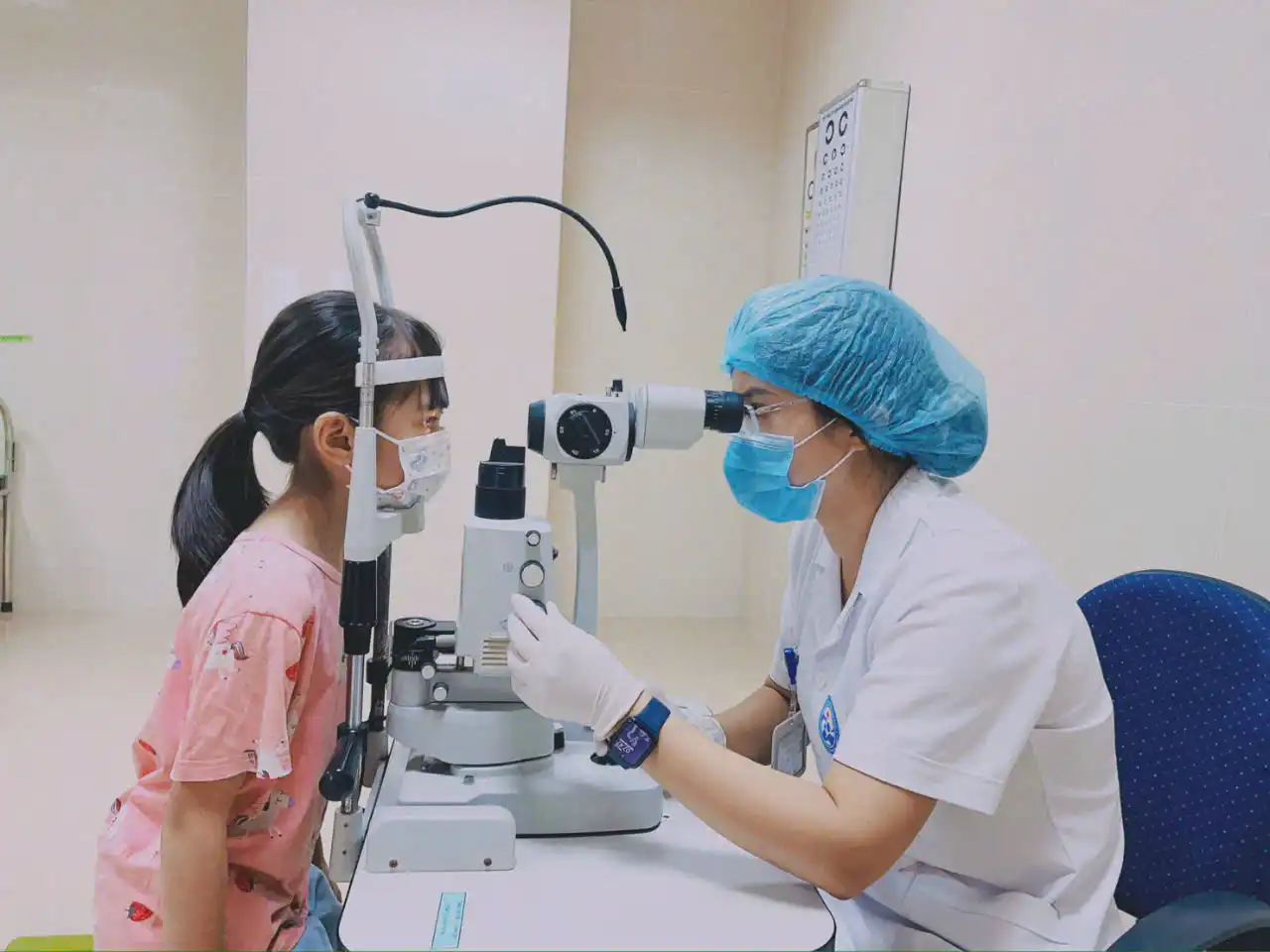 Khám và điều trị tạt khúc xạ ở trẻ.