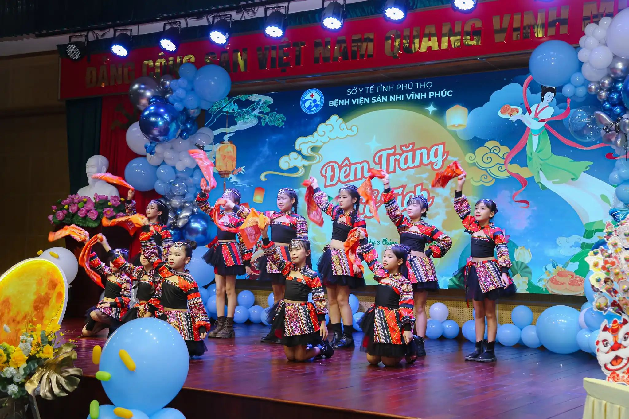 Tiết mục múa mashup Đi giữa trời rực rỡ - À Lôi của CLB Pony Dance - Tề Lỗ, Phú Thọ.
