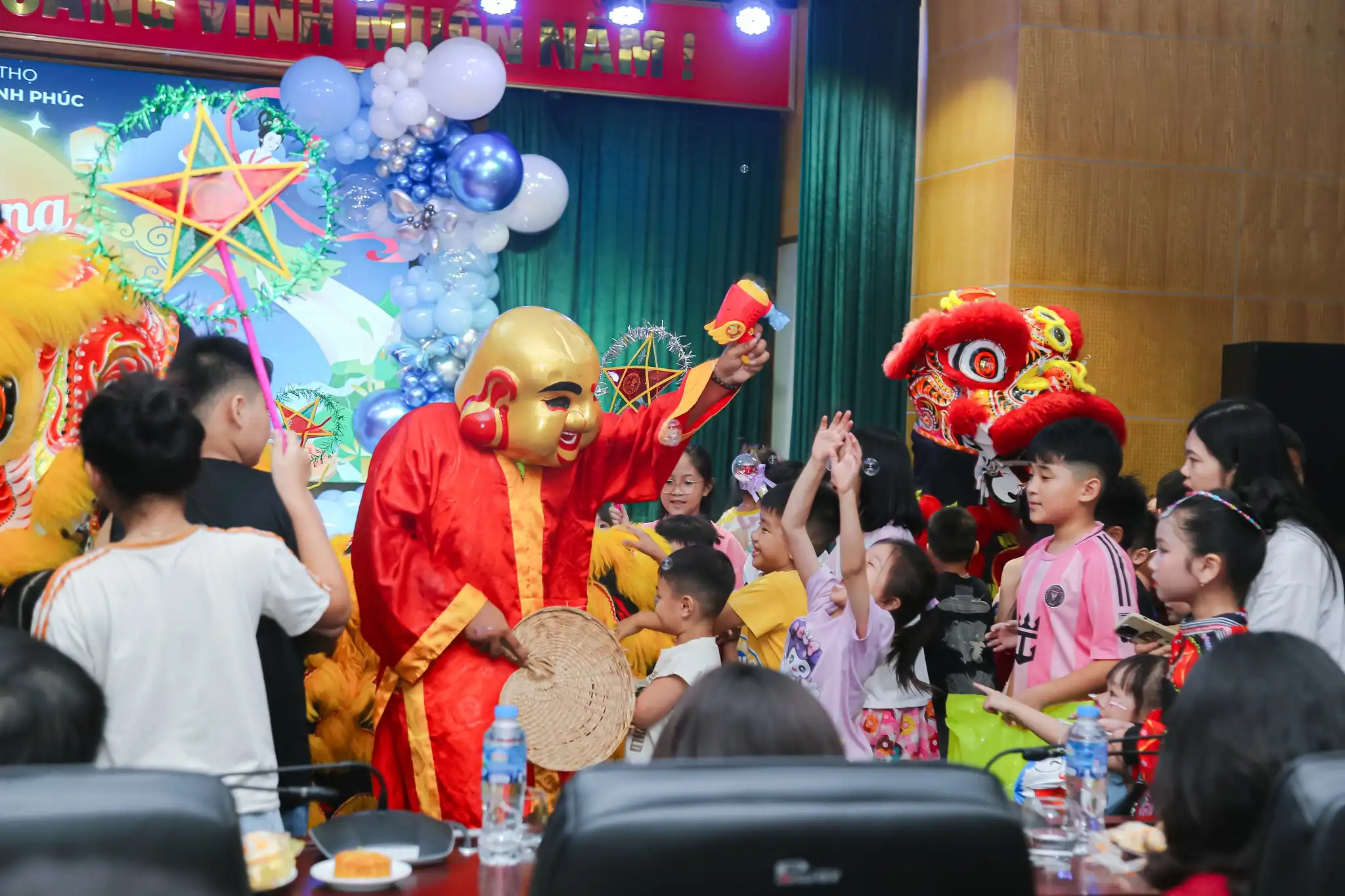 Phá cỗ, rước đèn.